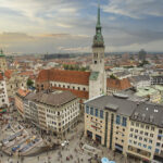 Luftaufnahme vom Marienplatz in München mit der Kirche Alter Peter im Zentrum.