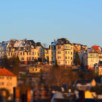 Sonnenbeschienene Villen auf einer Anhöhe in Stuttgart bei klarem Himmel.