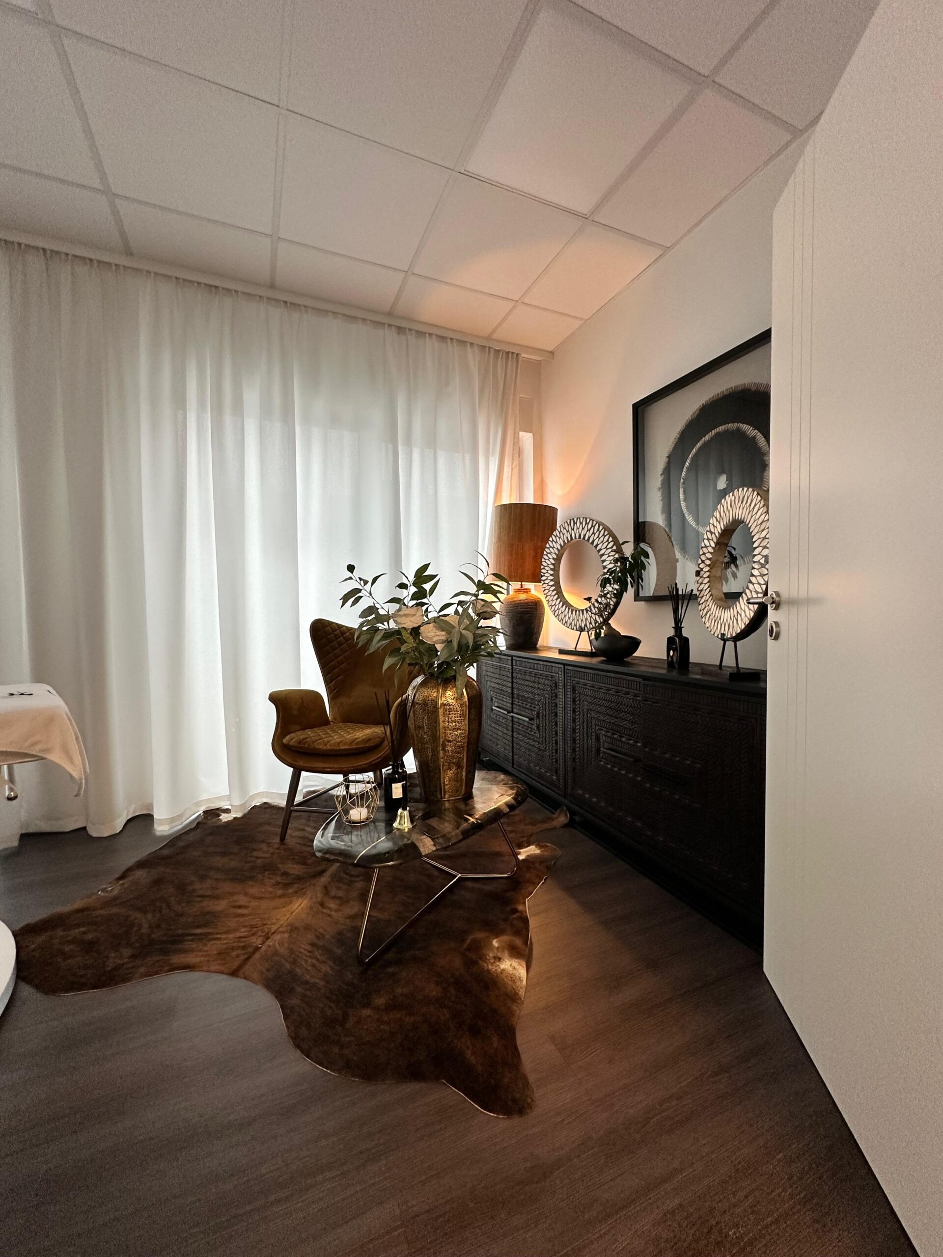 Stilvoll eingerichteter Behandlungsraum bei Aesthetic One Dortmund mit dekorativen Elementen