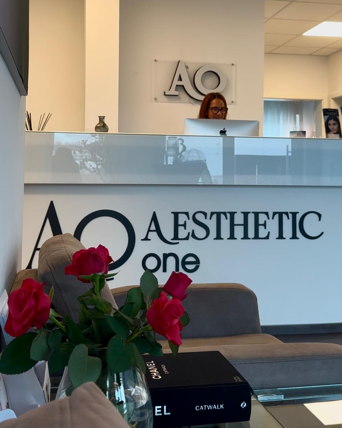 Empfangsbereich von Aesthetic One Dortmund mit roten Rosen im Vordergrund