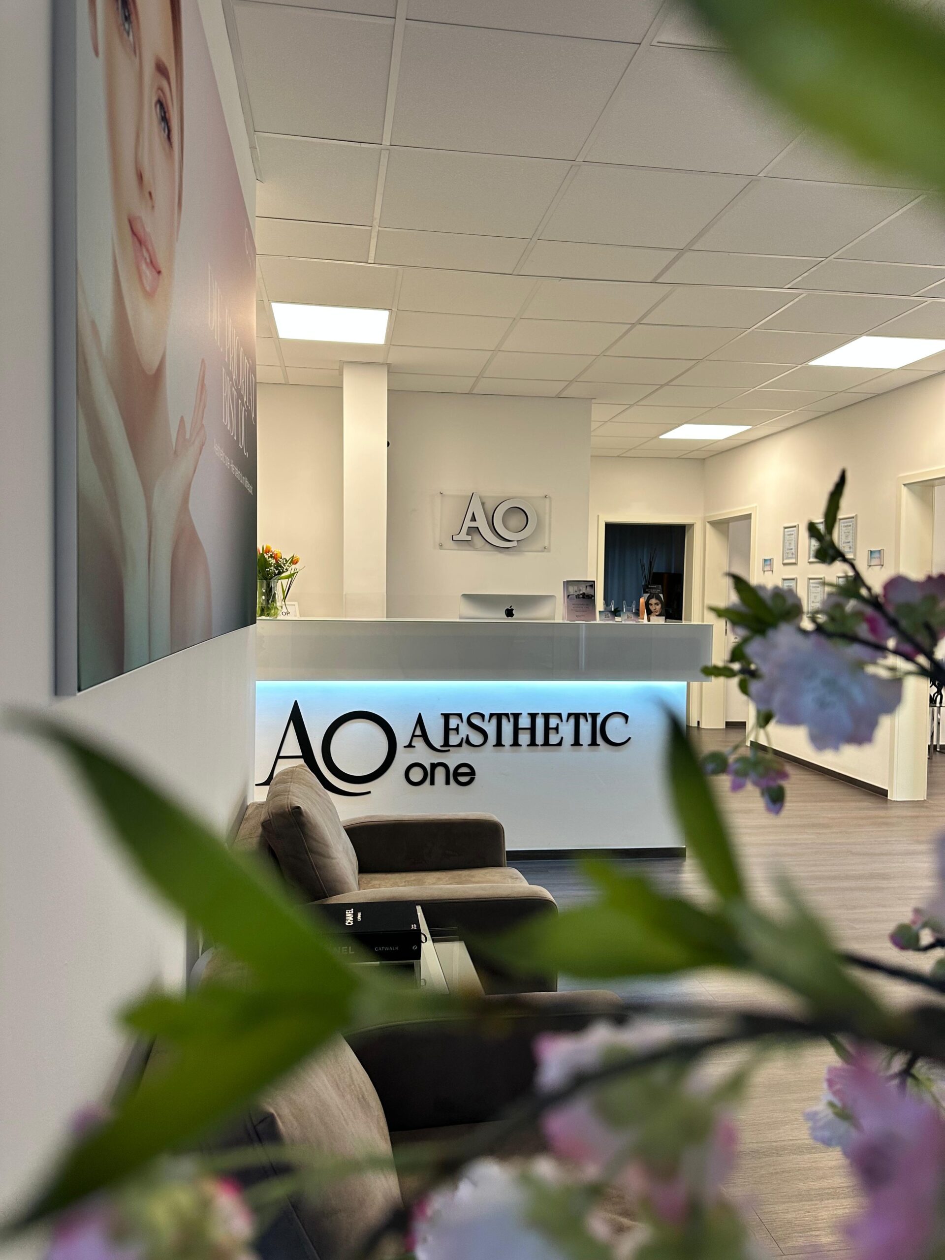 Moderner Empfangsbereich von Aesthetic One Dortmund mit Logo und Dekoration