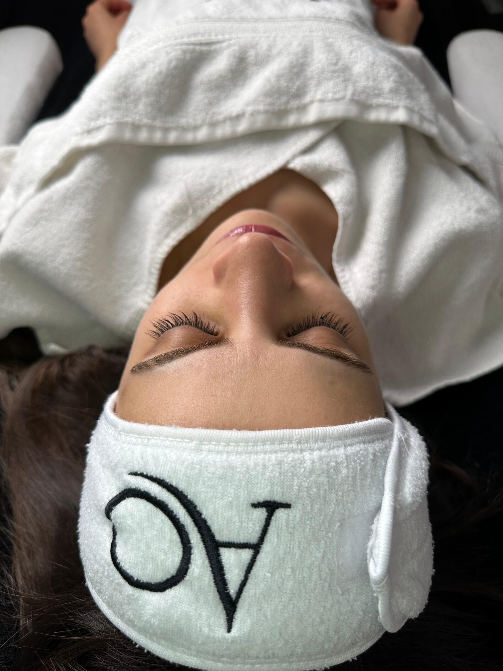 Frau mit AO-Stirnband während einer Kryolipolyse bei Aesthetic One Dortmund