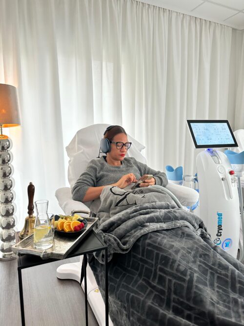 Frau bei einer Kryolipolyse-Behandlung im Aesthetic One Dortmund