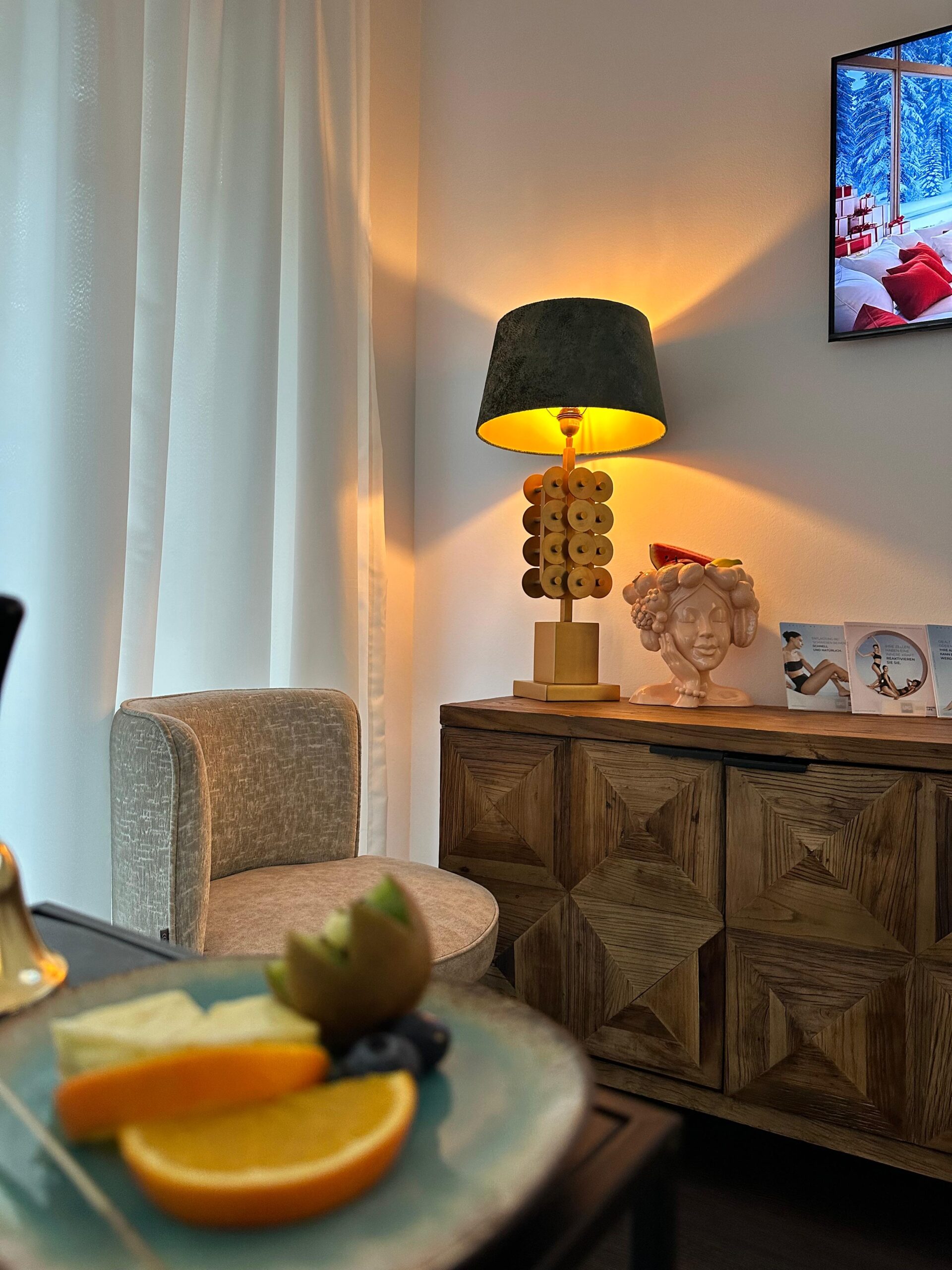 Stilvoll eingerichtete Warteecke bei Aesthetic One Dortmund mit Lampe und Deko