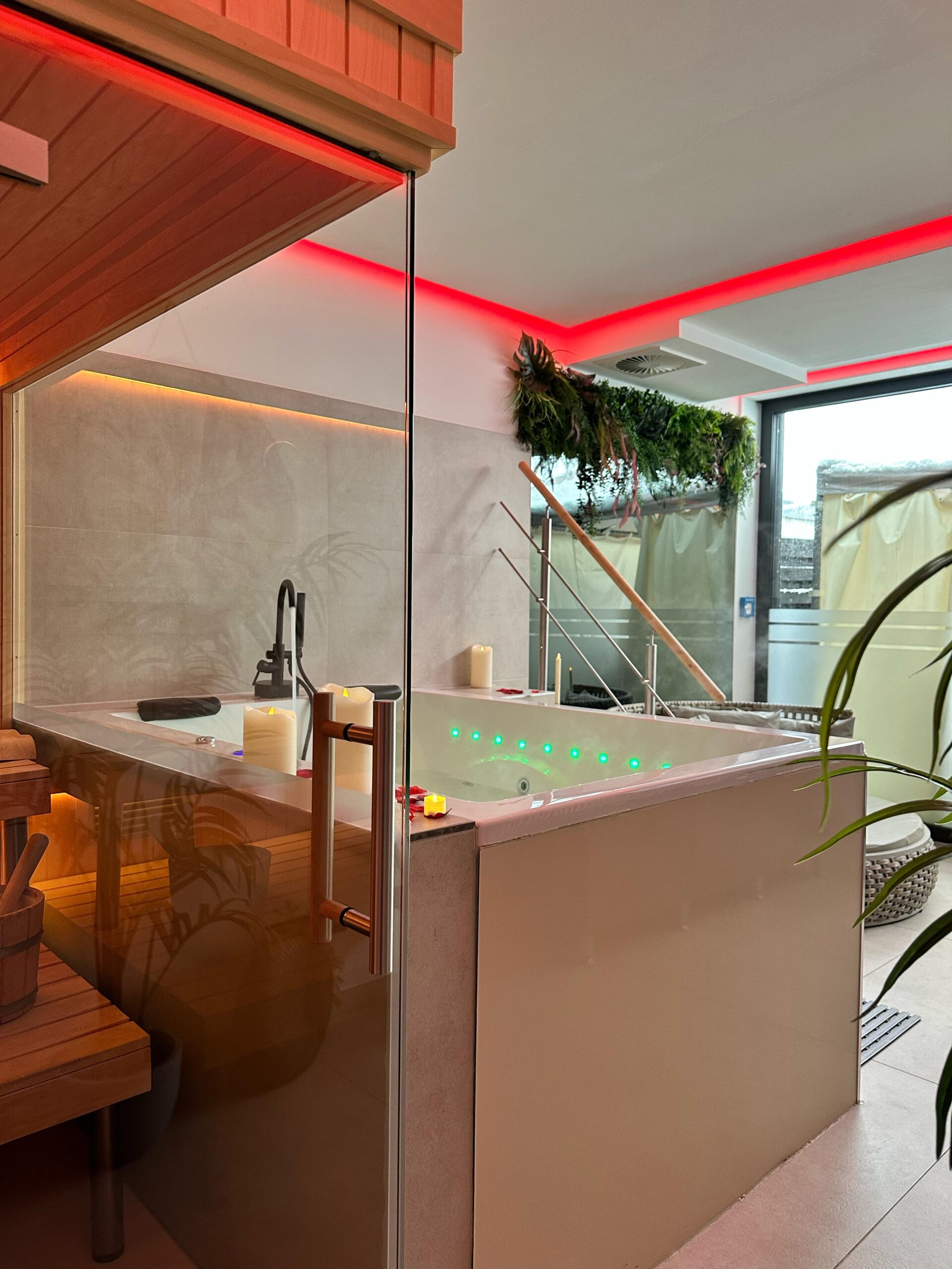 Eleganter Whirlpool im privaten Außenbereich des BLU Spa Dortmund mit moderner Beleuchtung