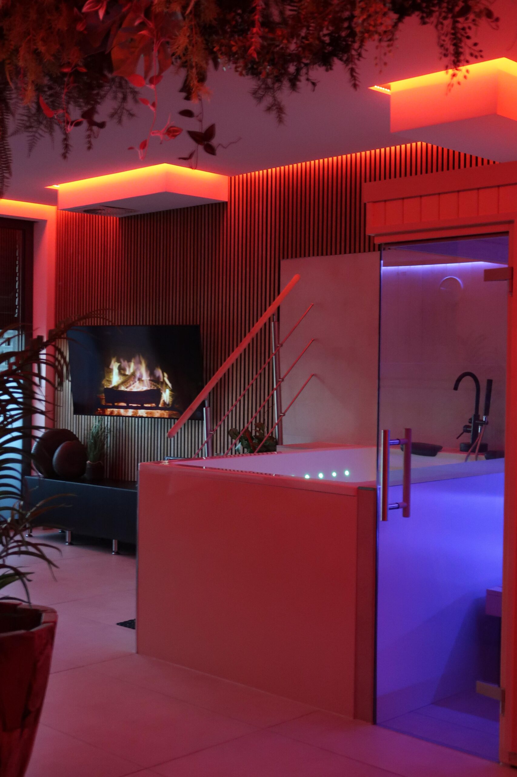 Moderner Sauna- und Ruhebereich im BLU Spa Dortmund mit stimmungsvoller LED-Beleuchtung und Kamin.