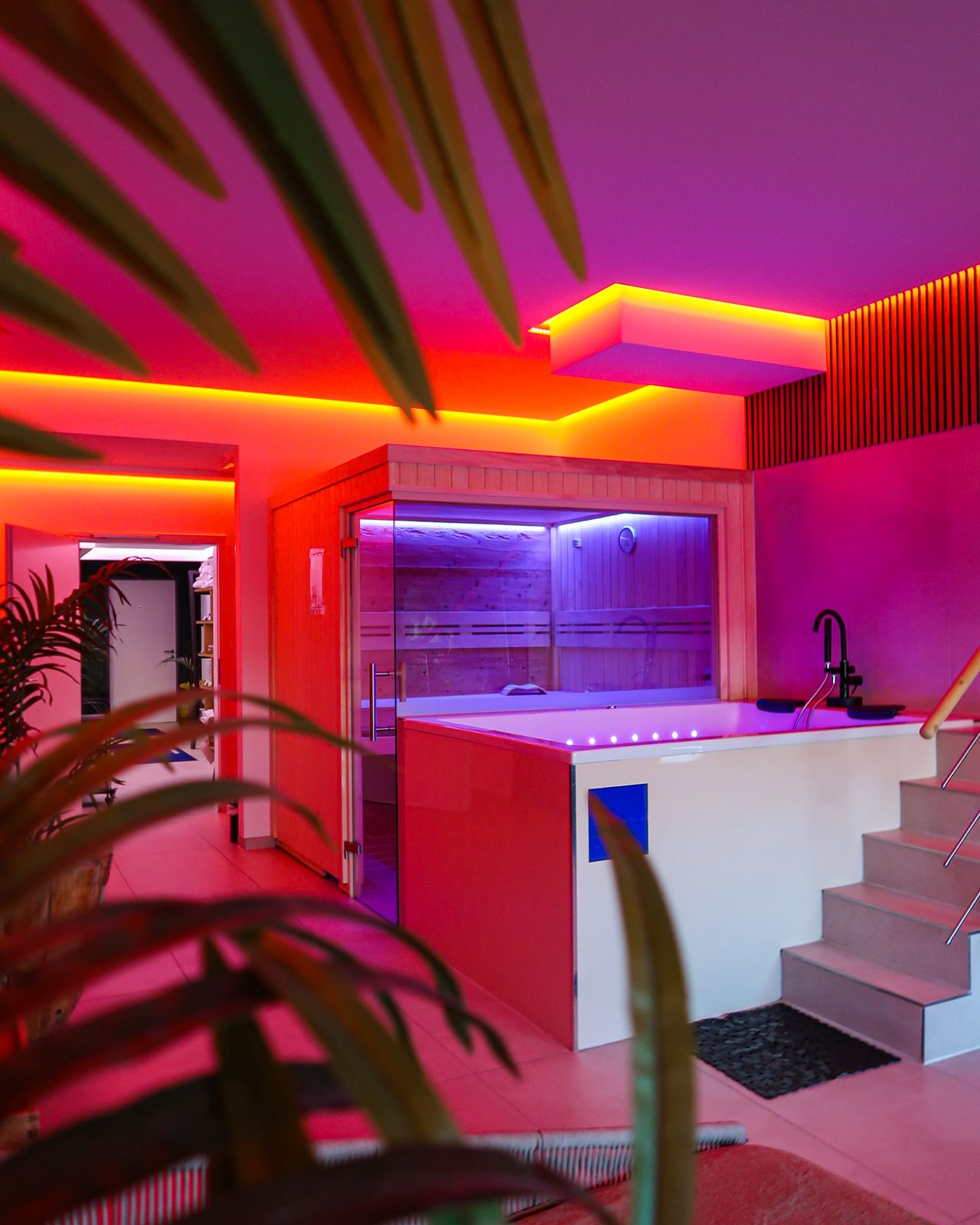 Stilvoller Whirlpool-Bereich im BLU Spa Dortmund mit farbiger LED-Beleuchtung und modernem Design.