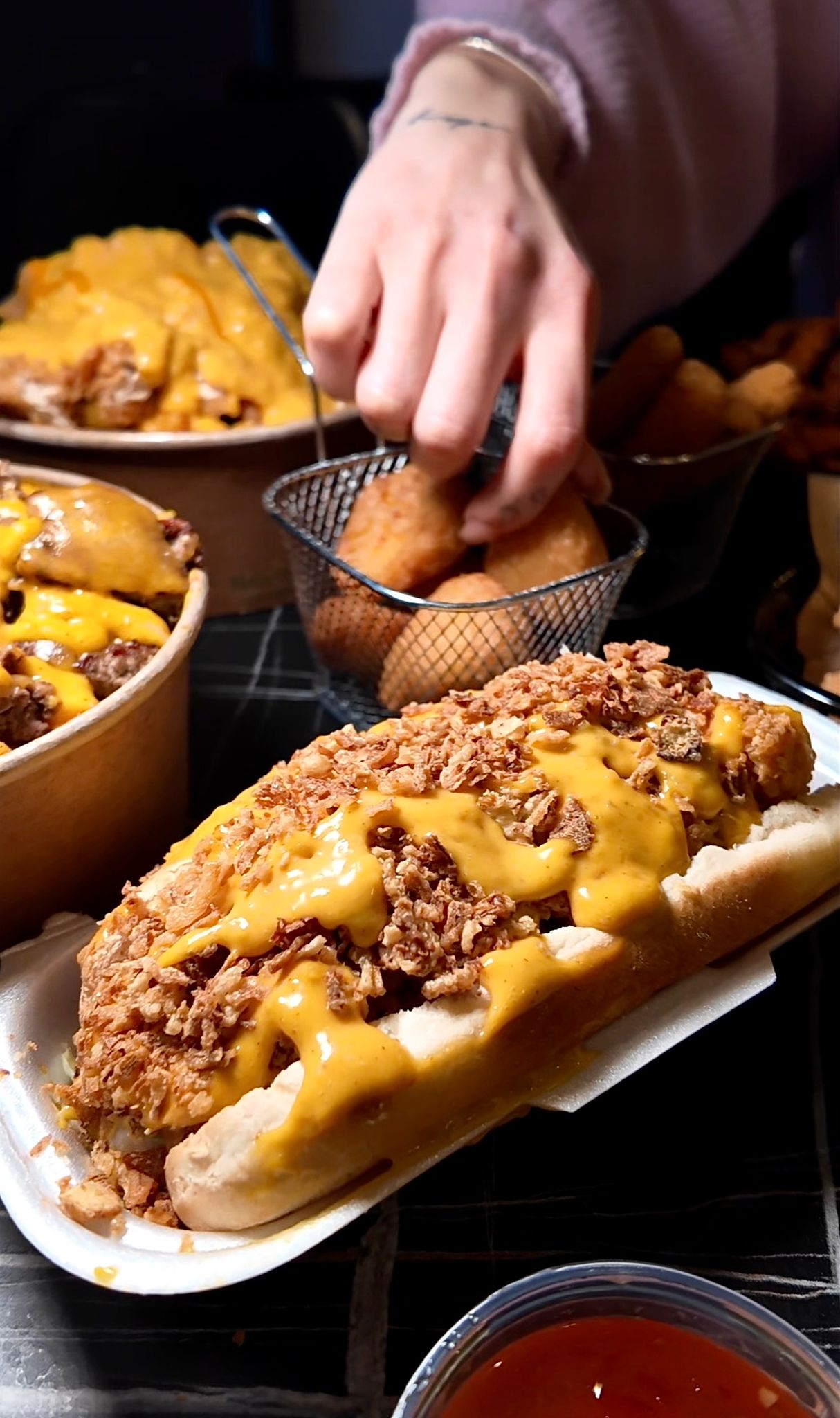 Überbackener Hotdog mit Käse und knusprigem Topping im Chickenhood Datteln