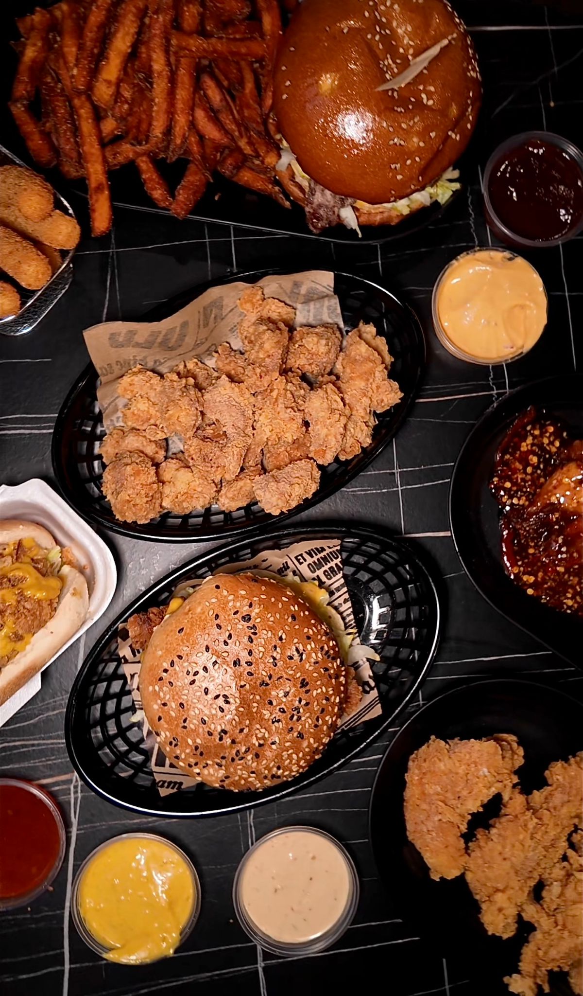 Auswahl an Burgern, Chicken Bites und Beilagen im Chickenhood Datteln von oben fotografiert