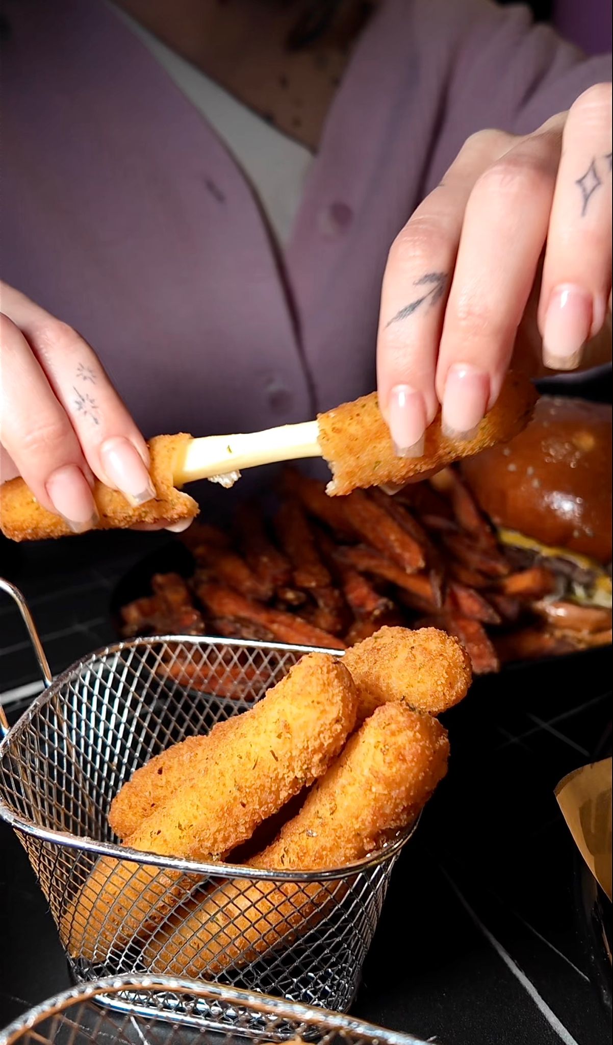 Mozzarella Sticks werden auseinandergezogen mit flüssigem Käsekern im Chickenhood Datteln