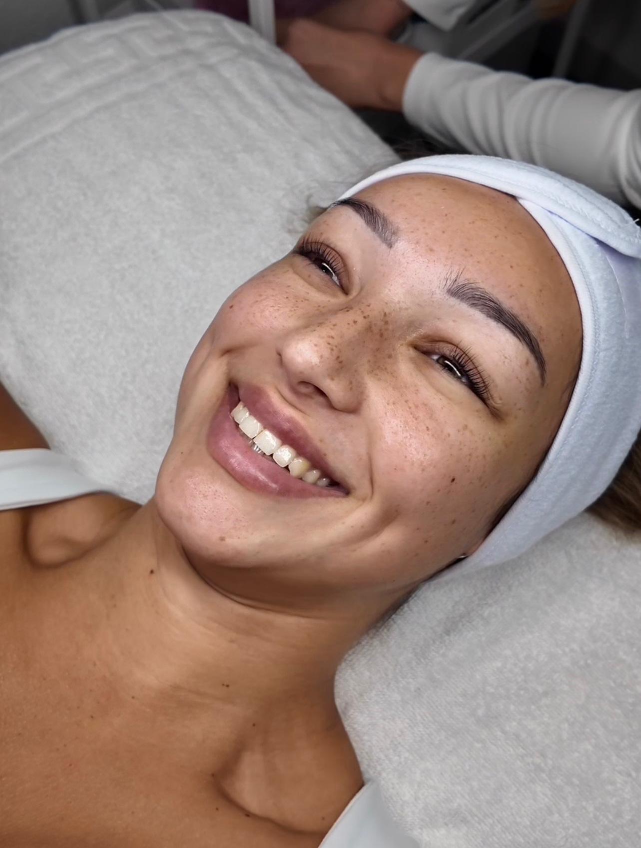 Frau lächelt nach erfolgreichem Wimpernlifting bei Luxury Beauty by Walaa