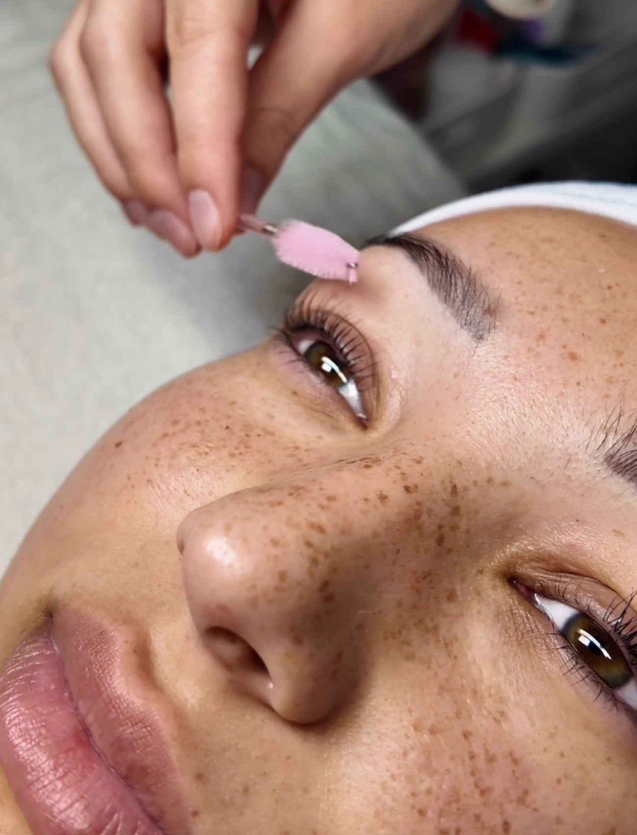 Wimpernlifting wird mit einem Applikator bei Luxury Beauty by Walaa abgeschlossen