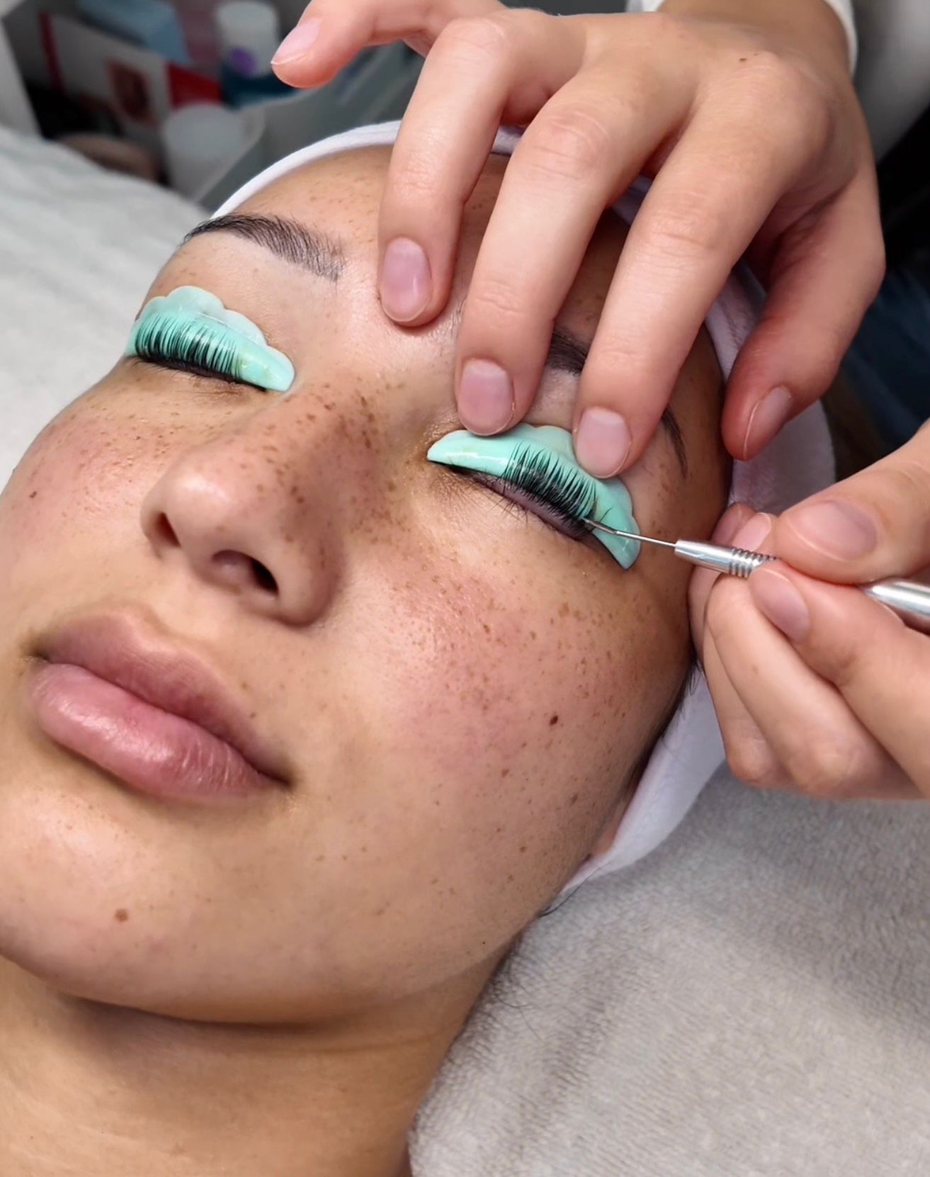 Wimpernlifting in der Anwendung bei Luxury Beauty by Walaa