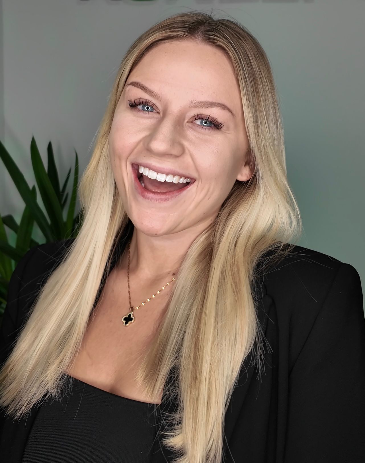 Strahlend lächelnde Kundin bei Luxury Beauty by Walaa in Bochum nach ihrer Behandlung