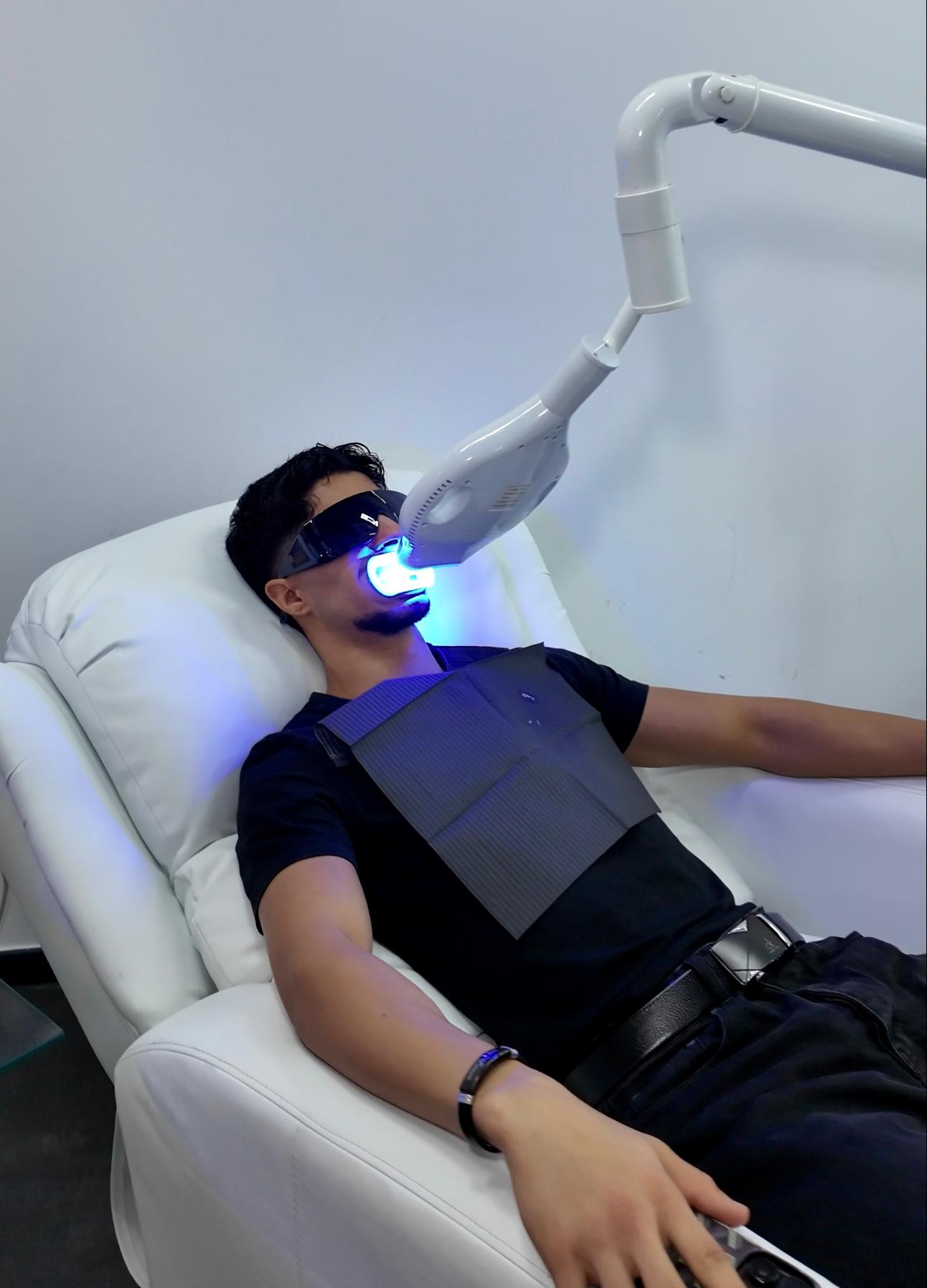 Kunde bei Luxury Beauty by Walaa in Bochum während einer Zahnbleaching-Behandlung mit LED-Licht.