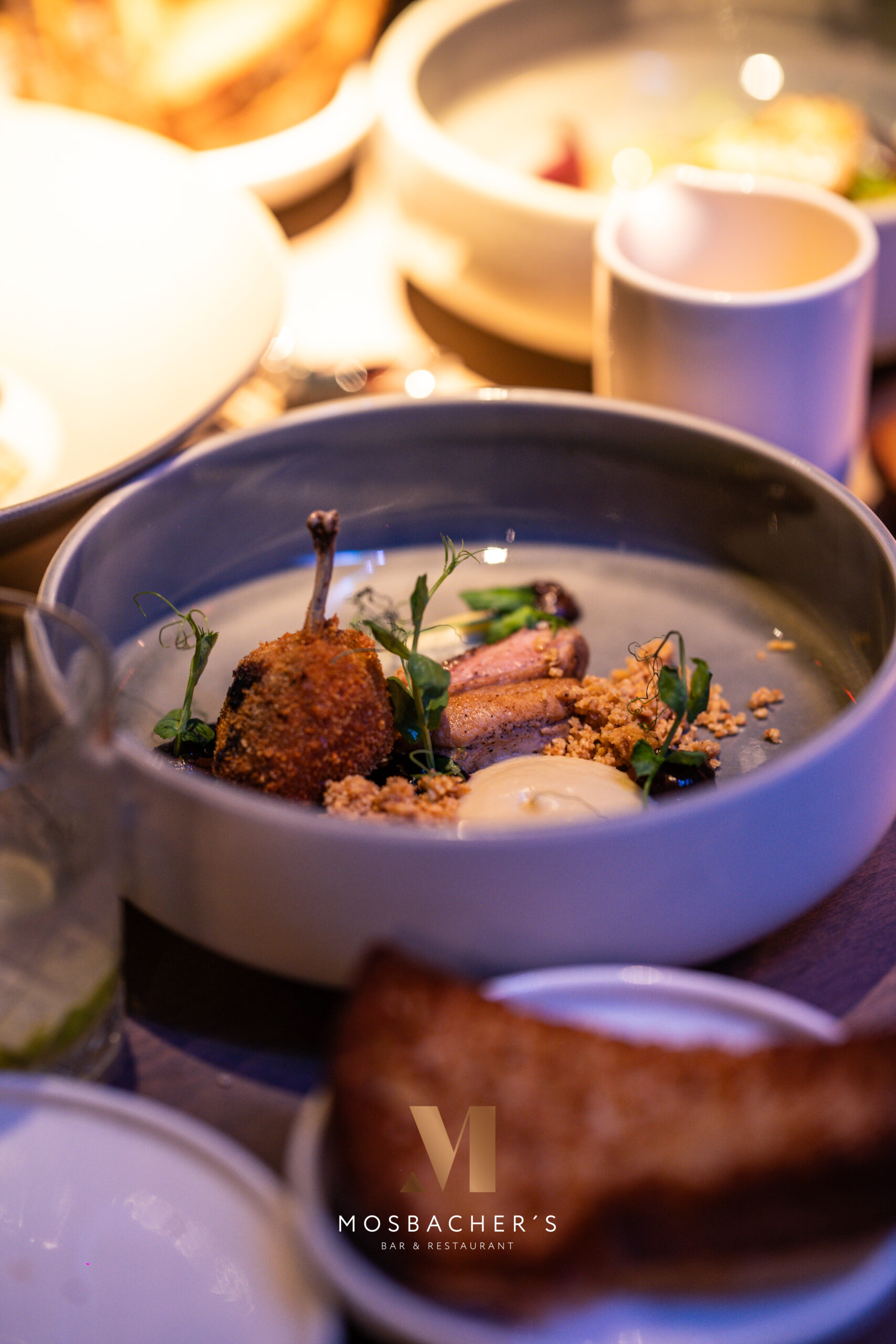 Modern angerichteter Hauptgang mit Fleisch, Crumble und Gemüse im Mosbacher’s Gelsenkirchen