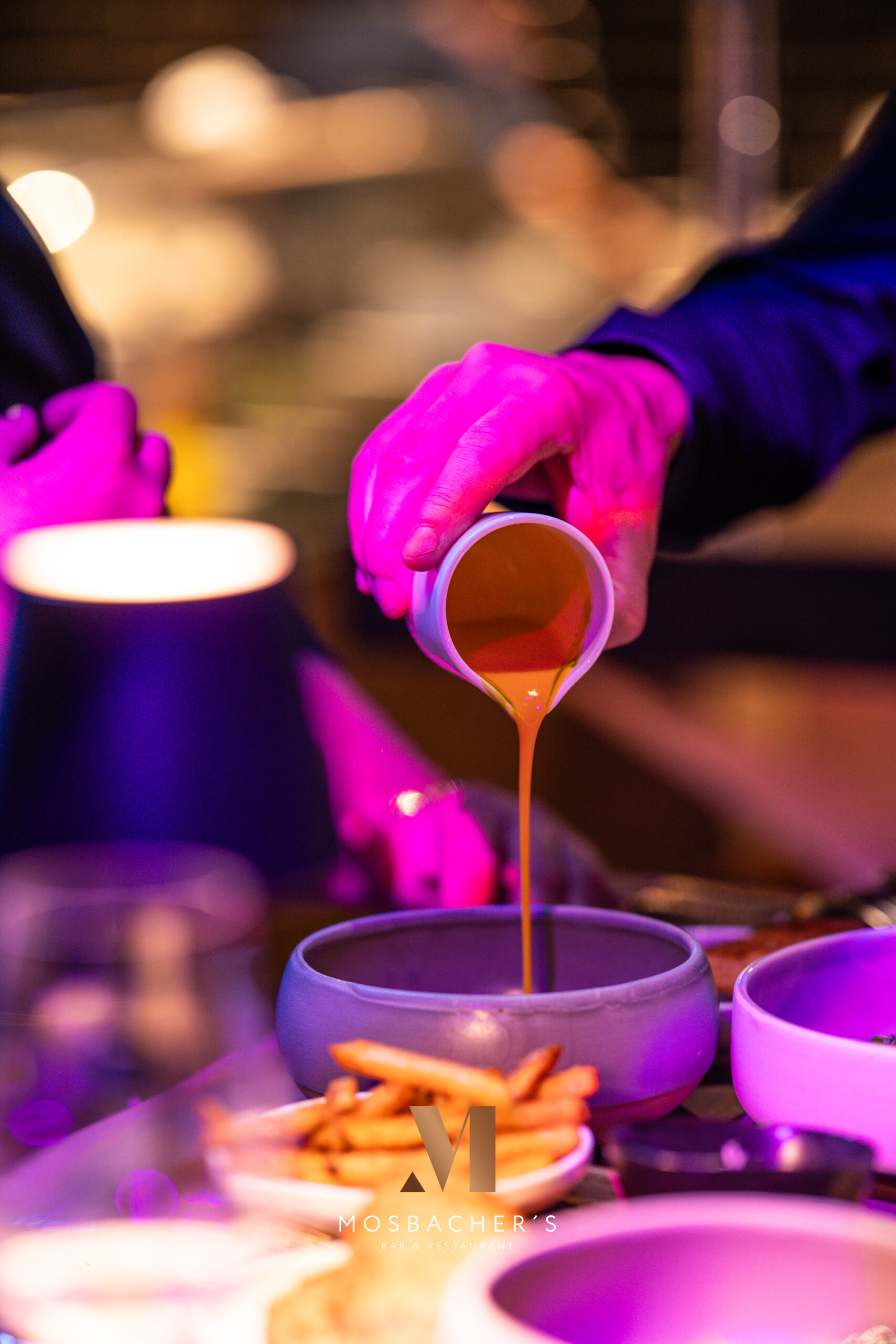 Dunkle Sauce wird stilvoll in eine Schale im Mosbacher’s Gelsenkirchen gegossen