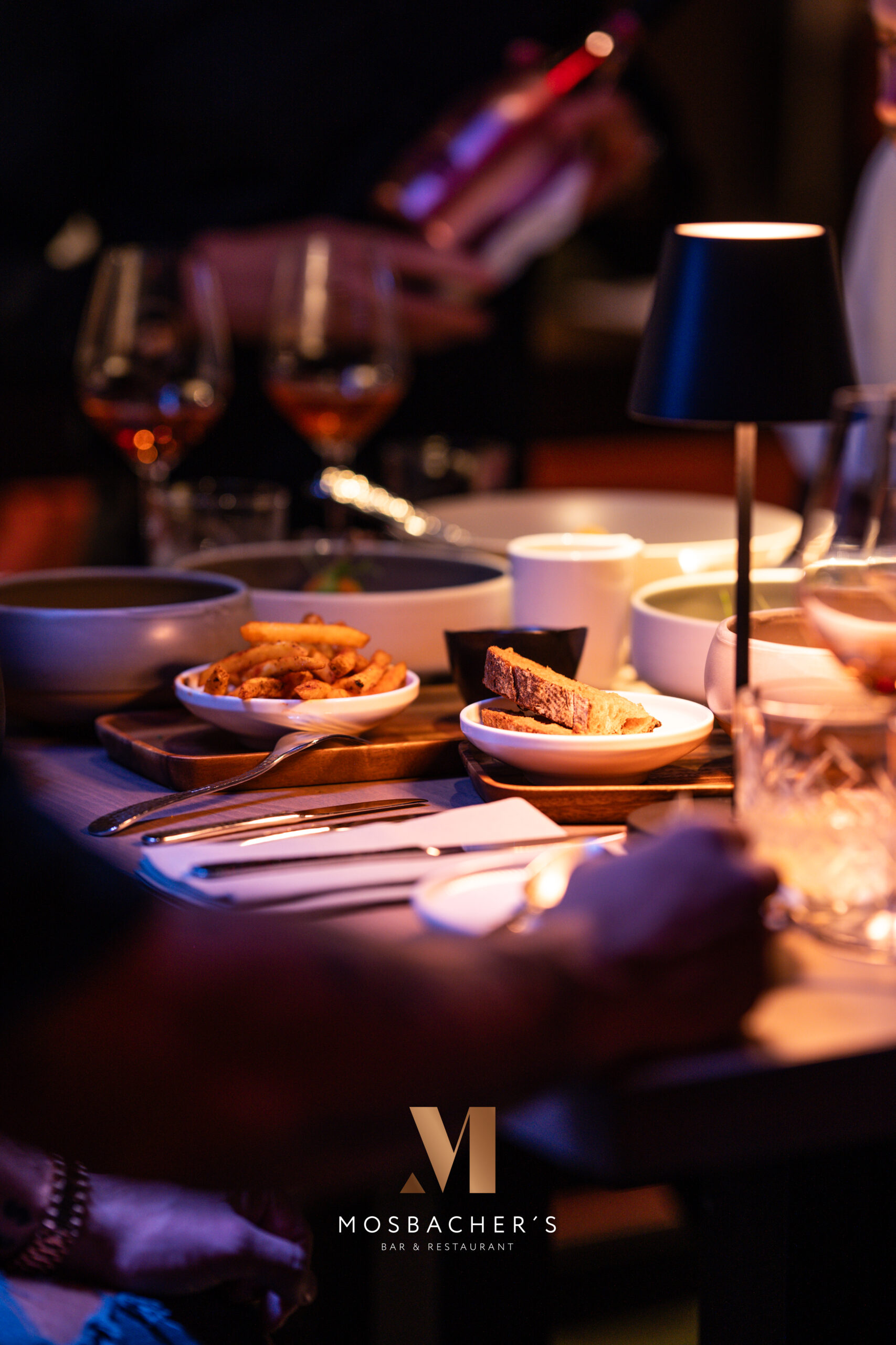 Stilvoll gedeckter Tisch mit Brotauswahl und Schalen im Mosbacher’s Gelsenkirchen