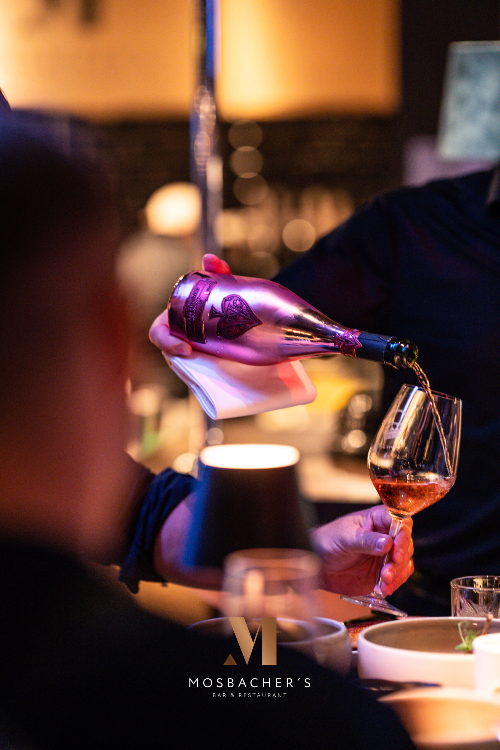 Kellner schenkt edlen Roséwein im Mosbacher’s Gelsenkirchen ein