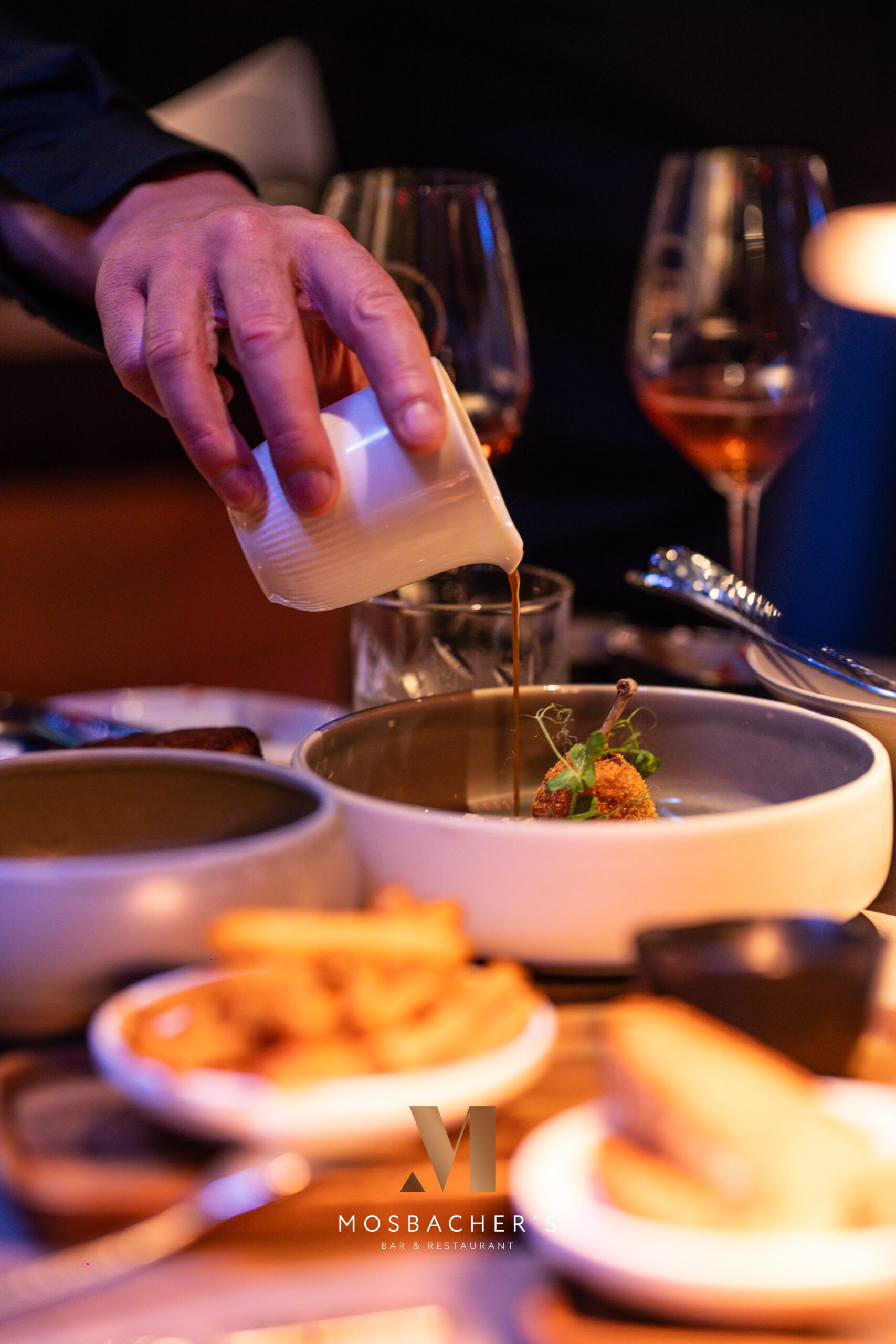 Feine Sauce wird direkt über das Gericht im Mosbacher’s Gelsenkirchen gegossen