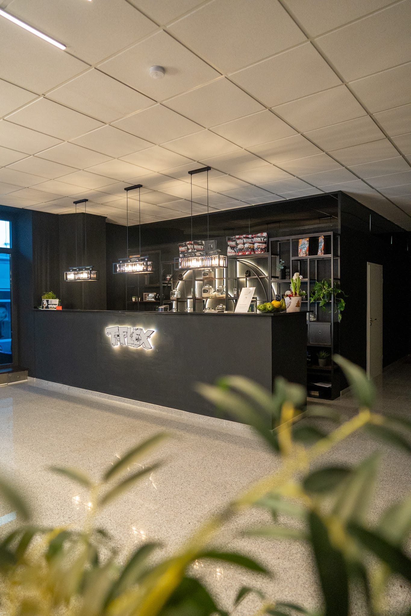 Moderner Empfangsbereich mit T-Flex Logo im Fitnessstudio Dortmund