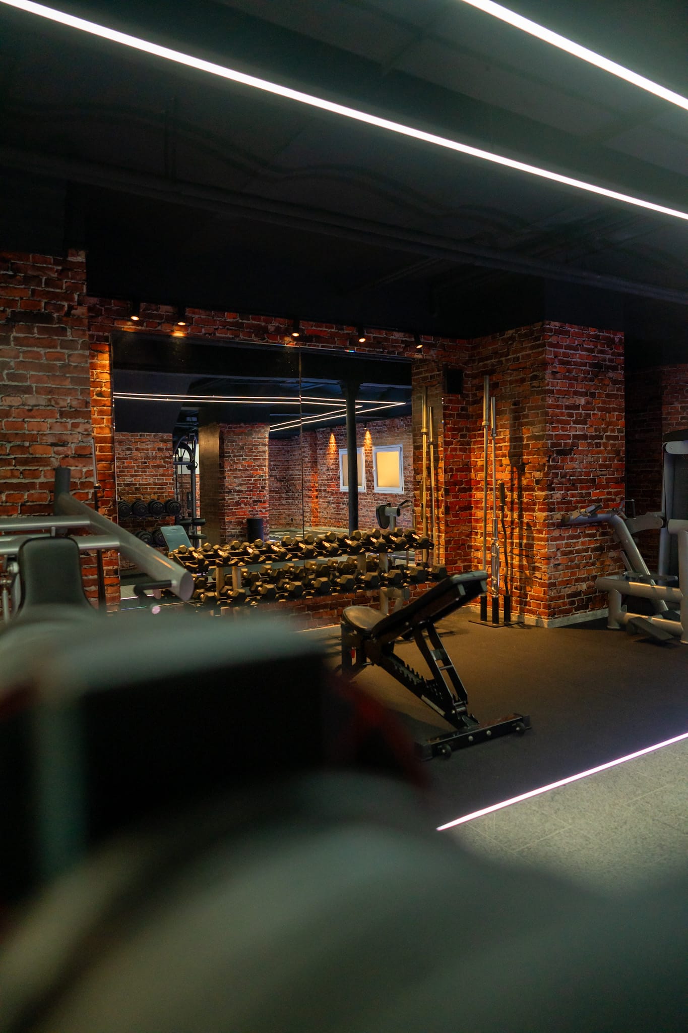 Trainingsbereich mit Kraftgeräten und Freihanteln im T-Flex Fitnessstudio Dortmund