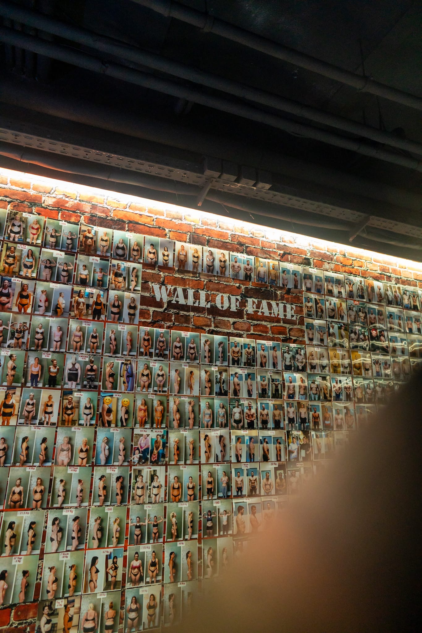 Wall of Fame mit zahlreichen Mitgliedsfotos im T-Flex Fitnessstudio Dortmund