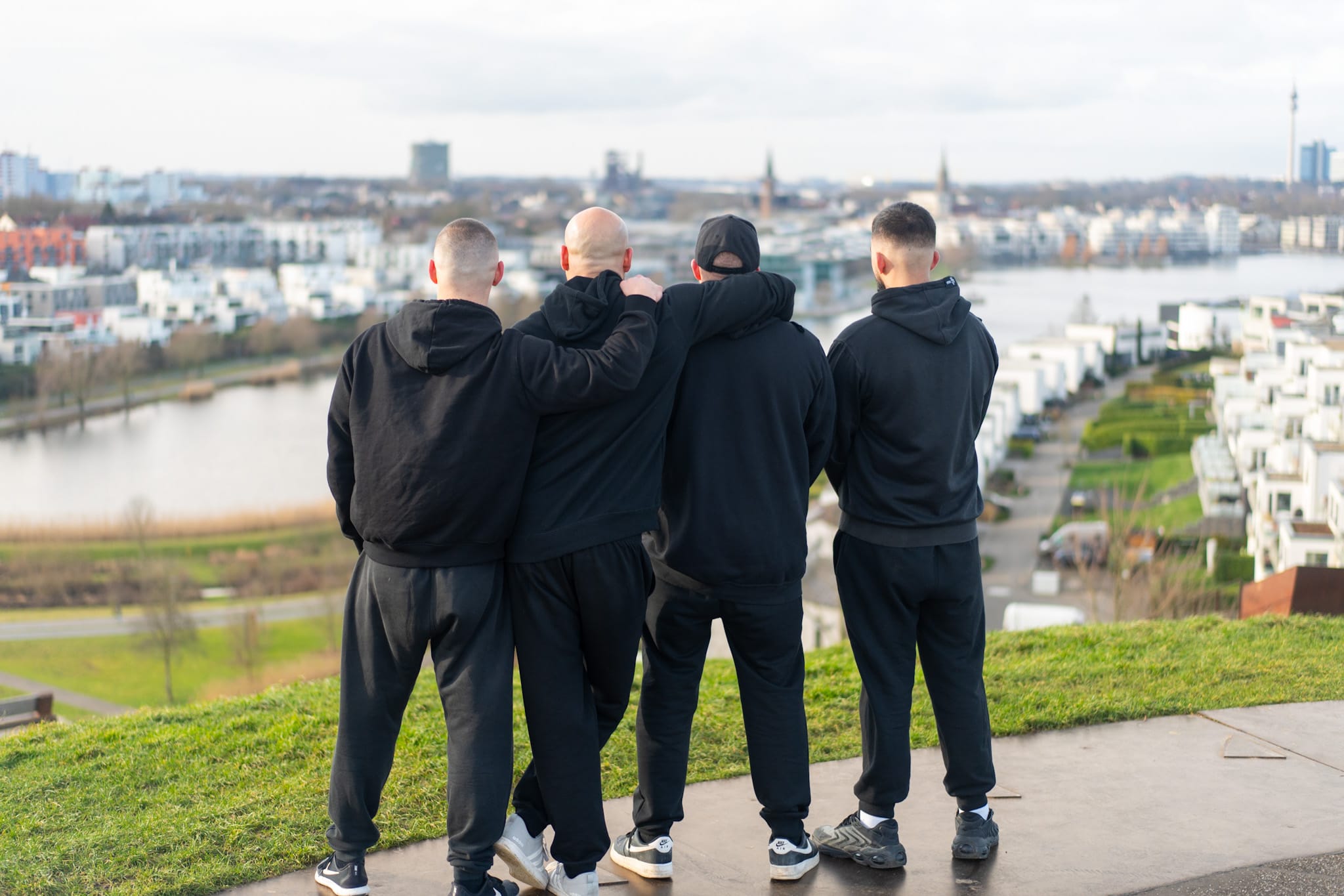 Vier Teammitglieder in schwarzer Sportkleidung mit Blick auf Dortmund beim T-Flex Fitnessstudio