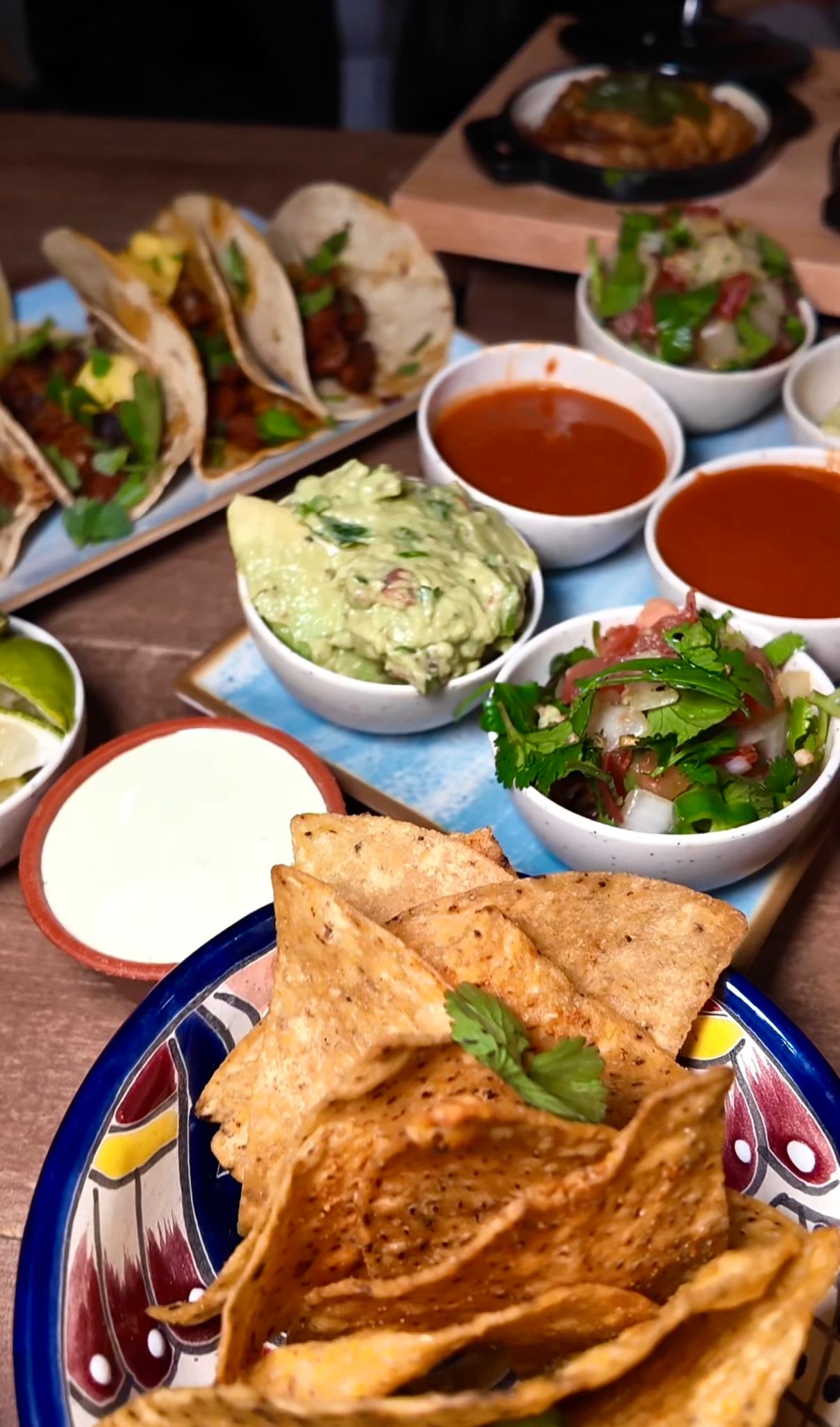 Nachos mit Guacamole, Salsa und weiteren Dips im Tequilaria Bochum – im Hintergrund Tacos