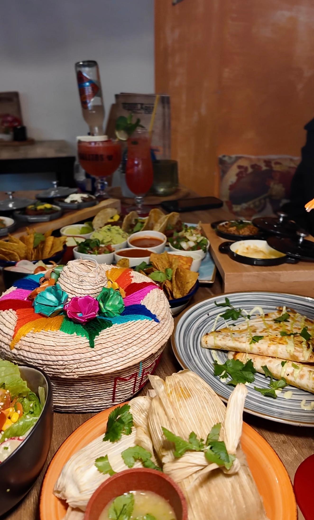 Reich gedeckter Tisch mit mexikanischen Gerichten und buntem Sombrero im Tequilaria Bochum