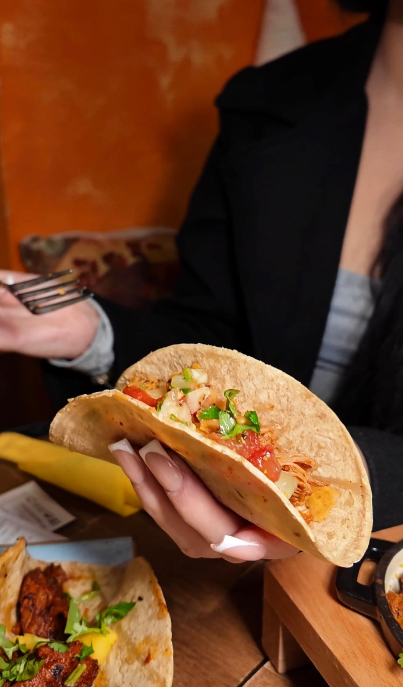 Nahaufnahme eines frischen Tacos mit Gemüsefüllung im Tequilaria Bochum