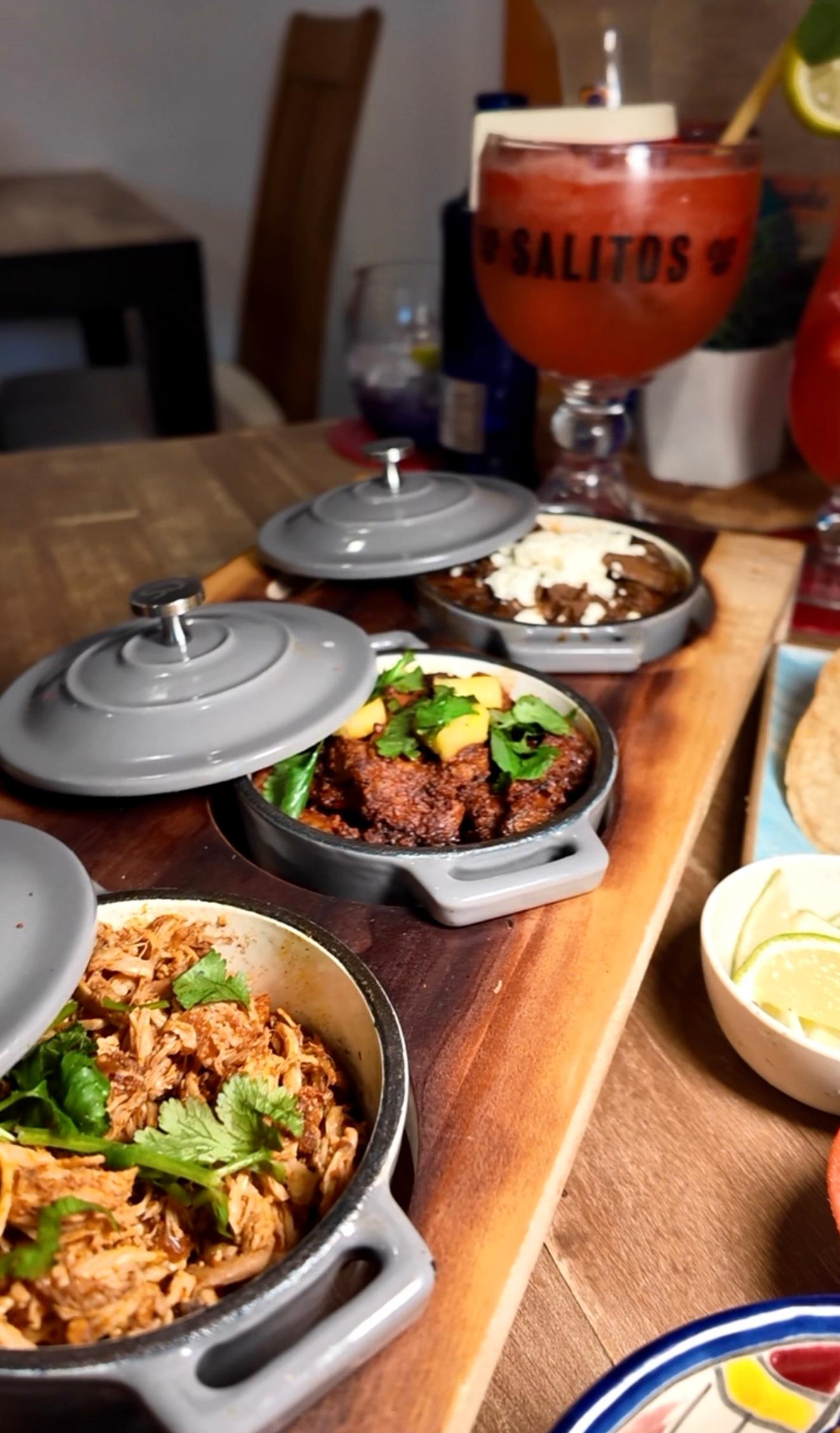 Mexikanische Tapas-Variation in kleinen Töpfen auf Holzplatte im Tequilaria Bochum