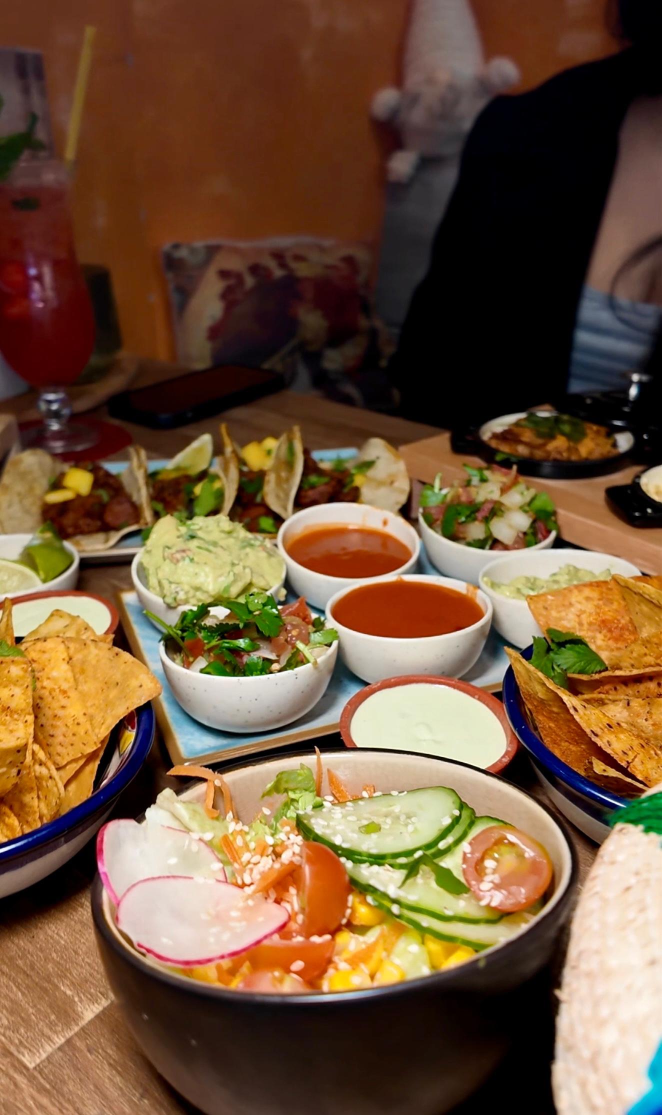 roße Auswahl an mexikanischen Vorspeisen mit Dips, Nachos und Tacos im Tequilaria Bochum