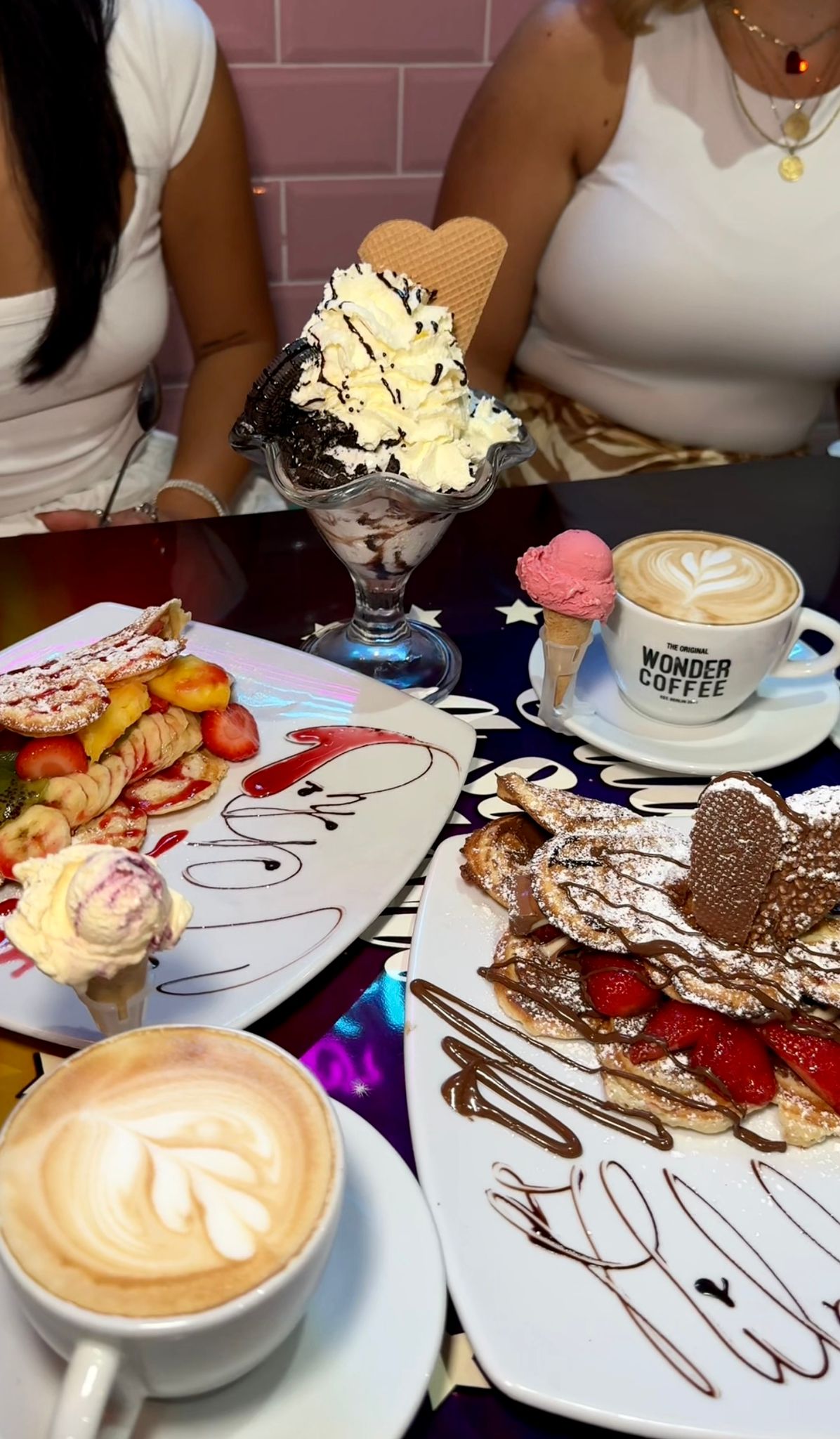 Vielfalt an Waffeln, Eis, Kaffee und Früchten auf einem Tisch bei Wonderwaffel Dortmund