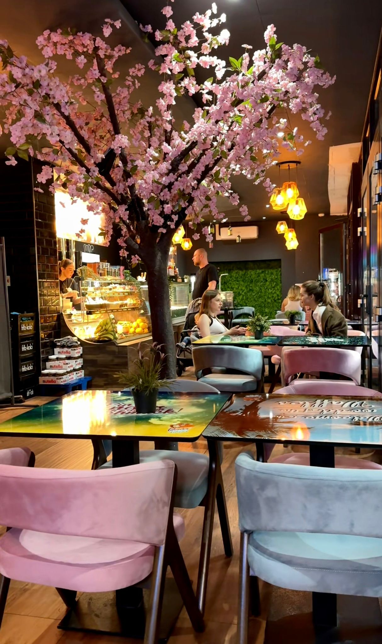 Einladender Innenbereich mit Kirschblütenbaum und modernen Sitzplätzen bei Wonderwaffel Dortmund