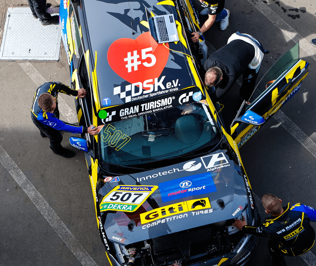 WS Racing Renntaxi mit Mechanikern in der Boxengasse vor dem Einsatz