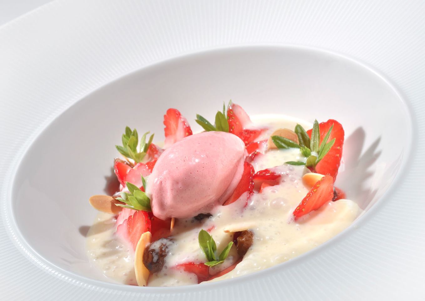 Raffiniertes Dessert mit Erdbeeren und Eis aus dem Restaurant Balthasar in Paderborn