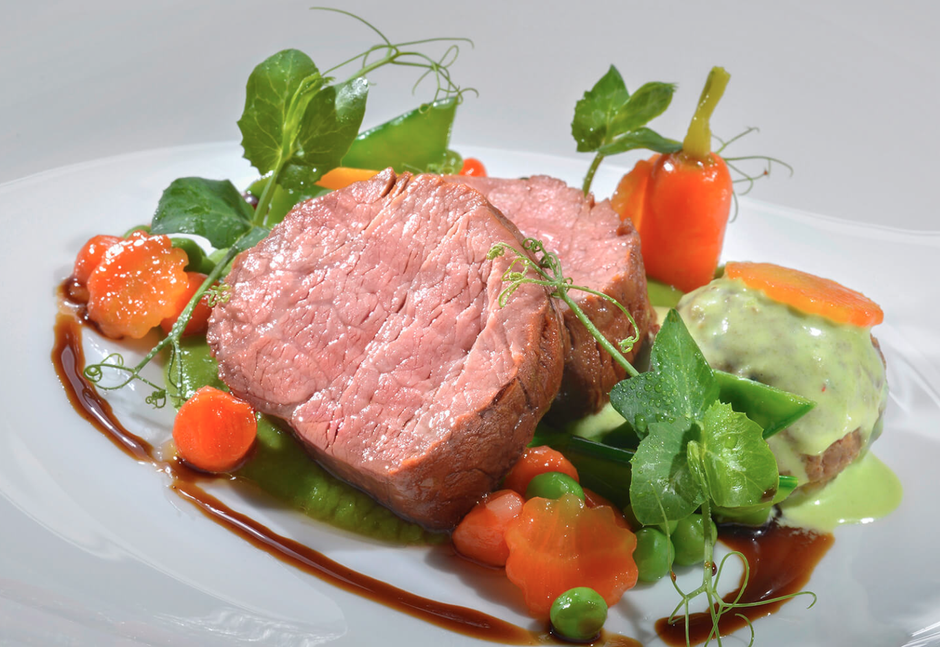 Zartes Fleischgericht mit Gemüsebeilage im Restaurant Balthasar in Paderborn