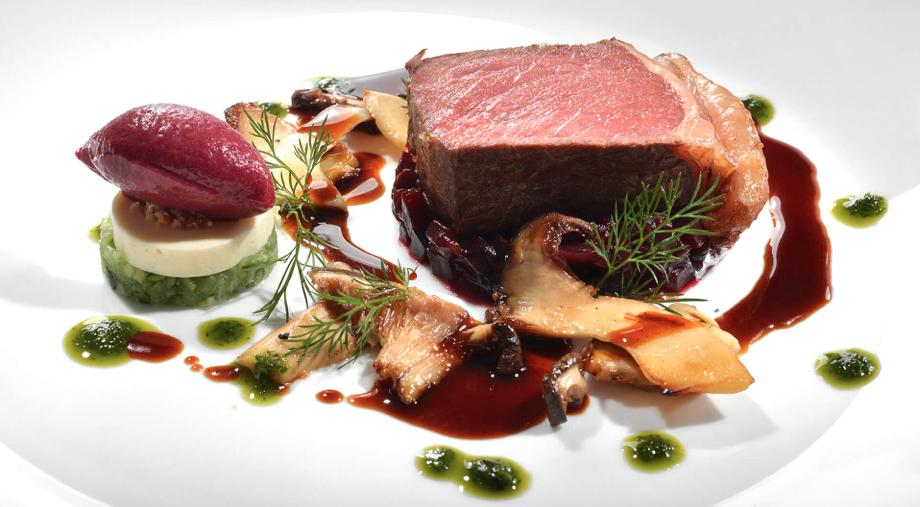 Feines Rindfleischgericht mit Pilzen, Kräutern und Sauce im Restaurant Balthasar