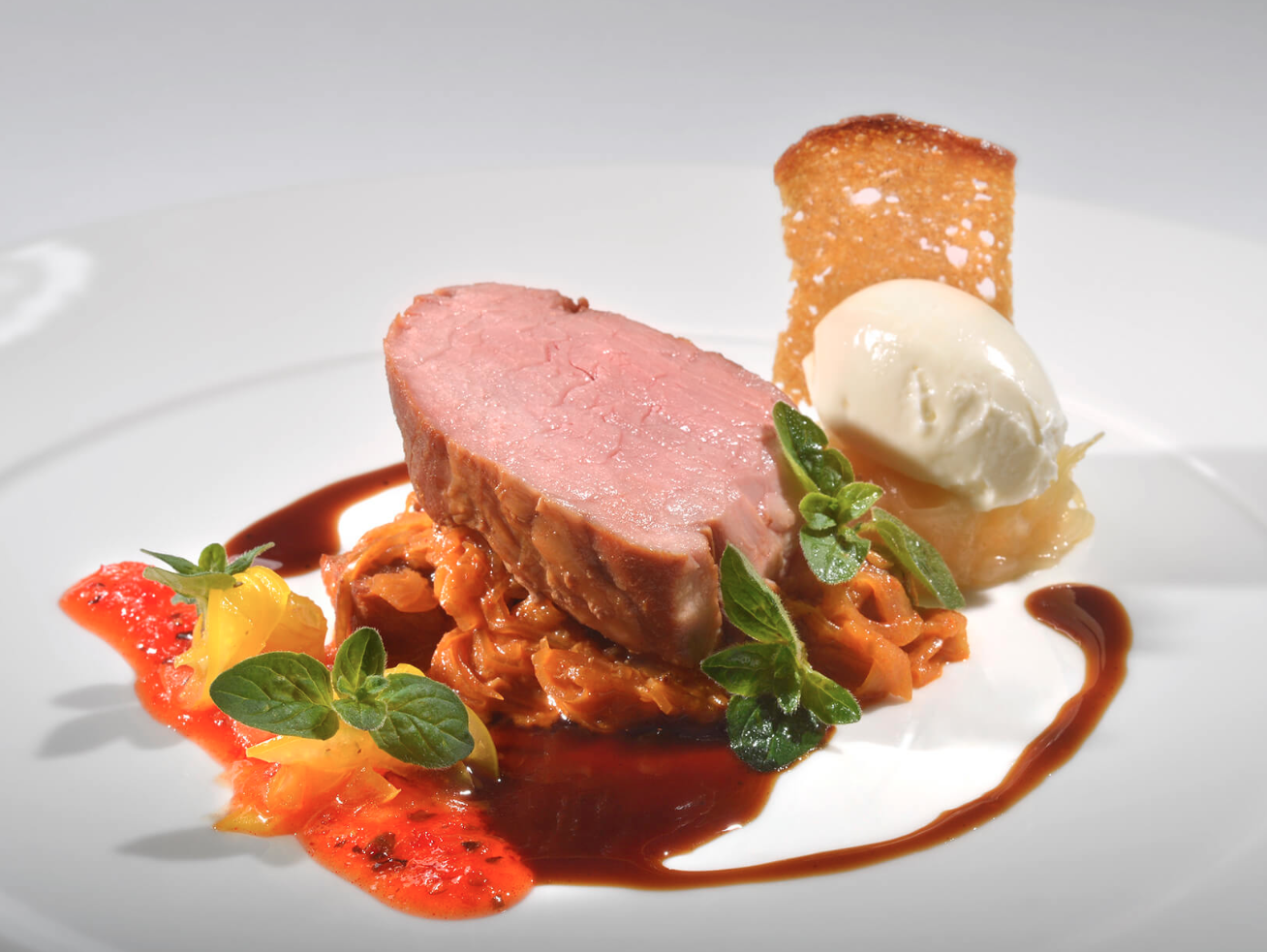 Gourmetgericht mit Fleisch, Sauce und Beilagen im Restaurant Balthasar in Paderborn