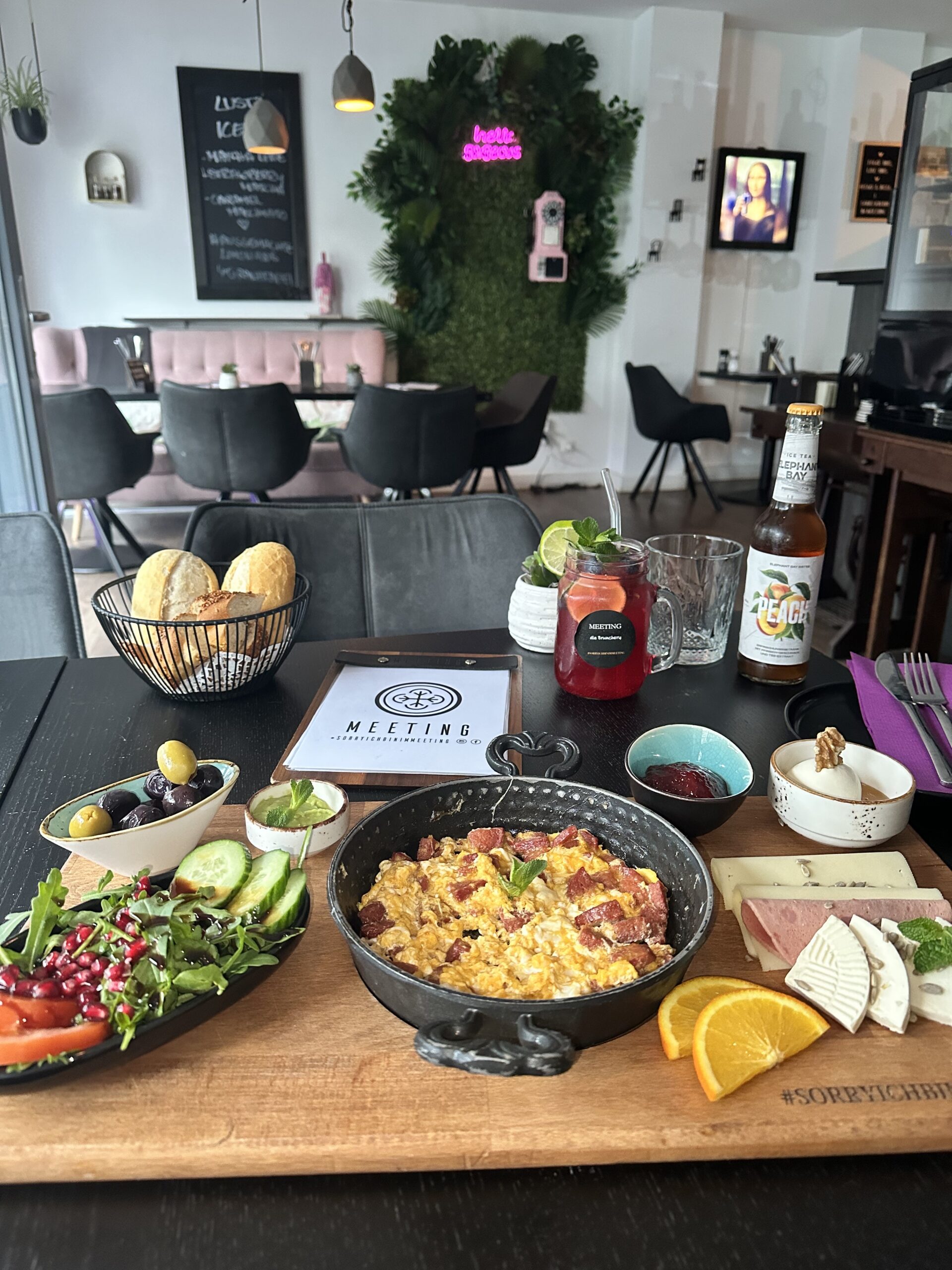 Reichhaltiger Brunch mit Rührei, Obst, Aufstrichen und frischem Brot bei „Die Brunchery“ in Dortmund