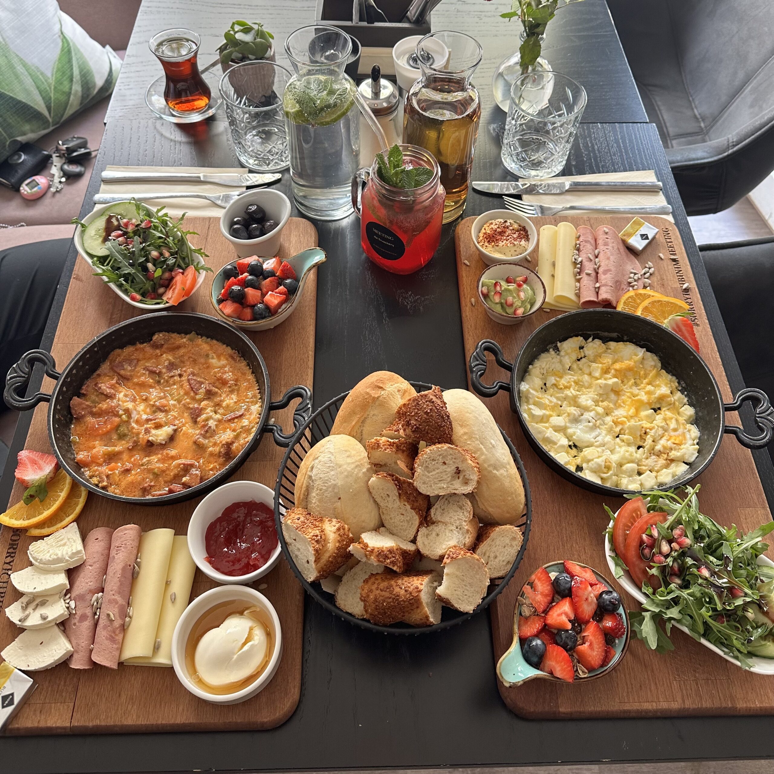 Zwei reich belegte Brunchplatten mit Brot, Rührei, Aufschnitt, Käse, Obst und Salat bei Die Brunchery Dortmund