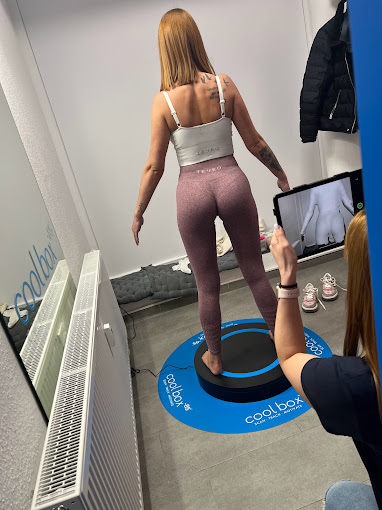 Frau beim 3D-Körperscan in der Coolbox Essen – Aufnahme mit Handy