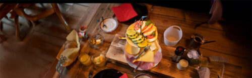 Etagere Frühstück inkl. Heißgetränke für bis zu 4 Personen