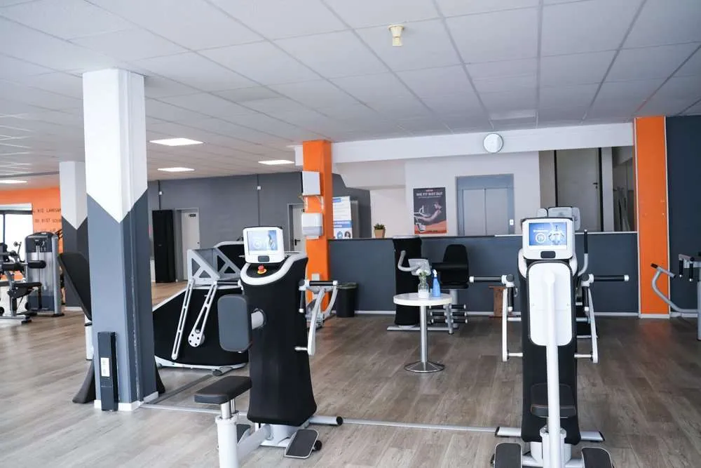 Trainingsfläche mit modernen milon Geräten im Fitness Wellness Loft Schleiden