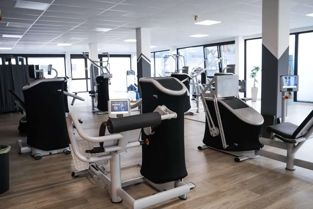Lichtdurchfluteter Trainingsbereich mit modernen Geräten im Fitness Wellness Loft Schleiden