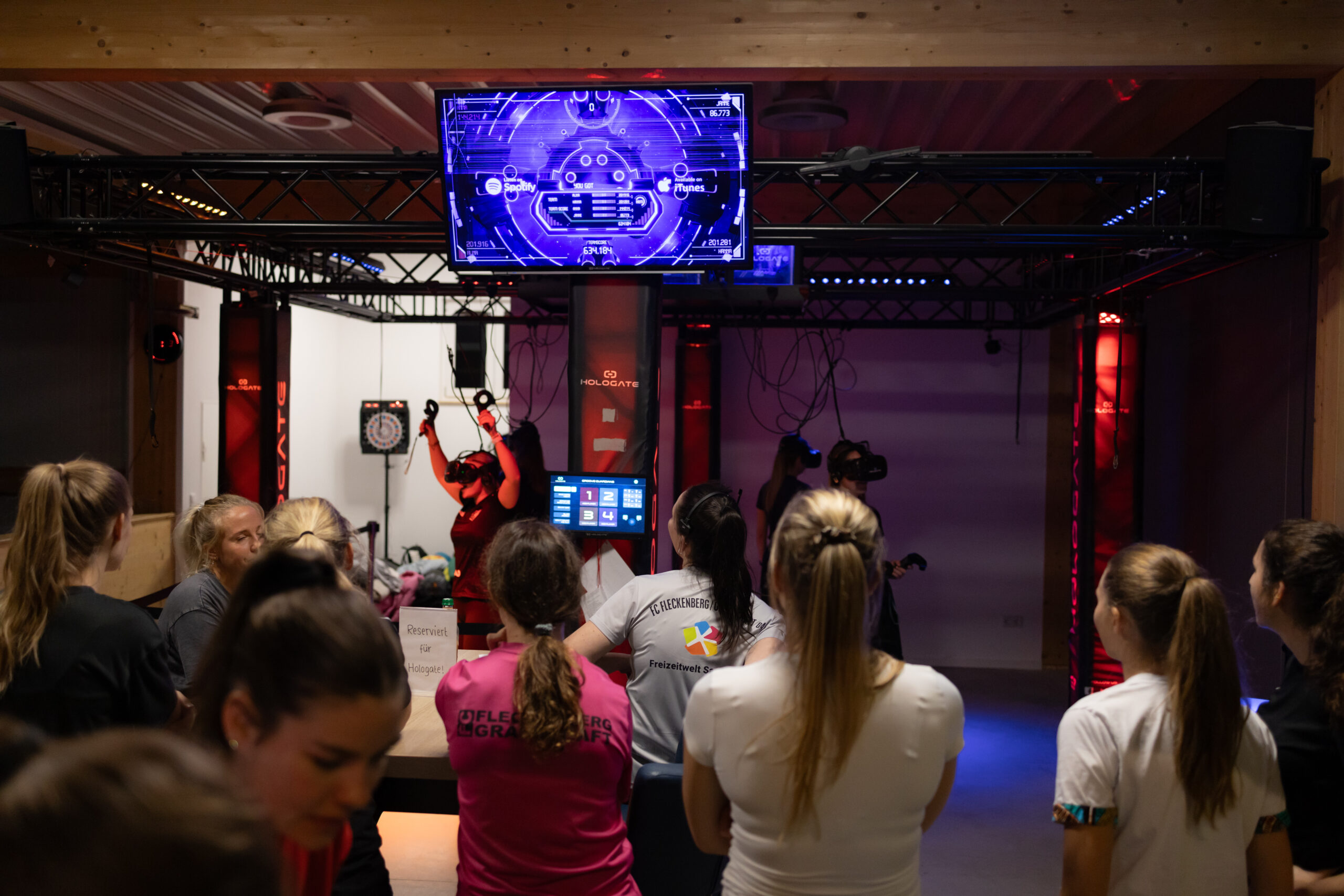 Gruppenaktivität in der Freizeitwelt Sauerland, bei der Teilnehmer eine Herausforderung auf einem Bildschirm absolvieren