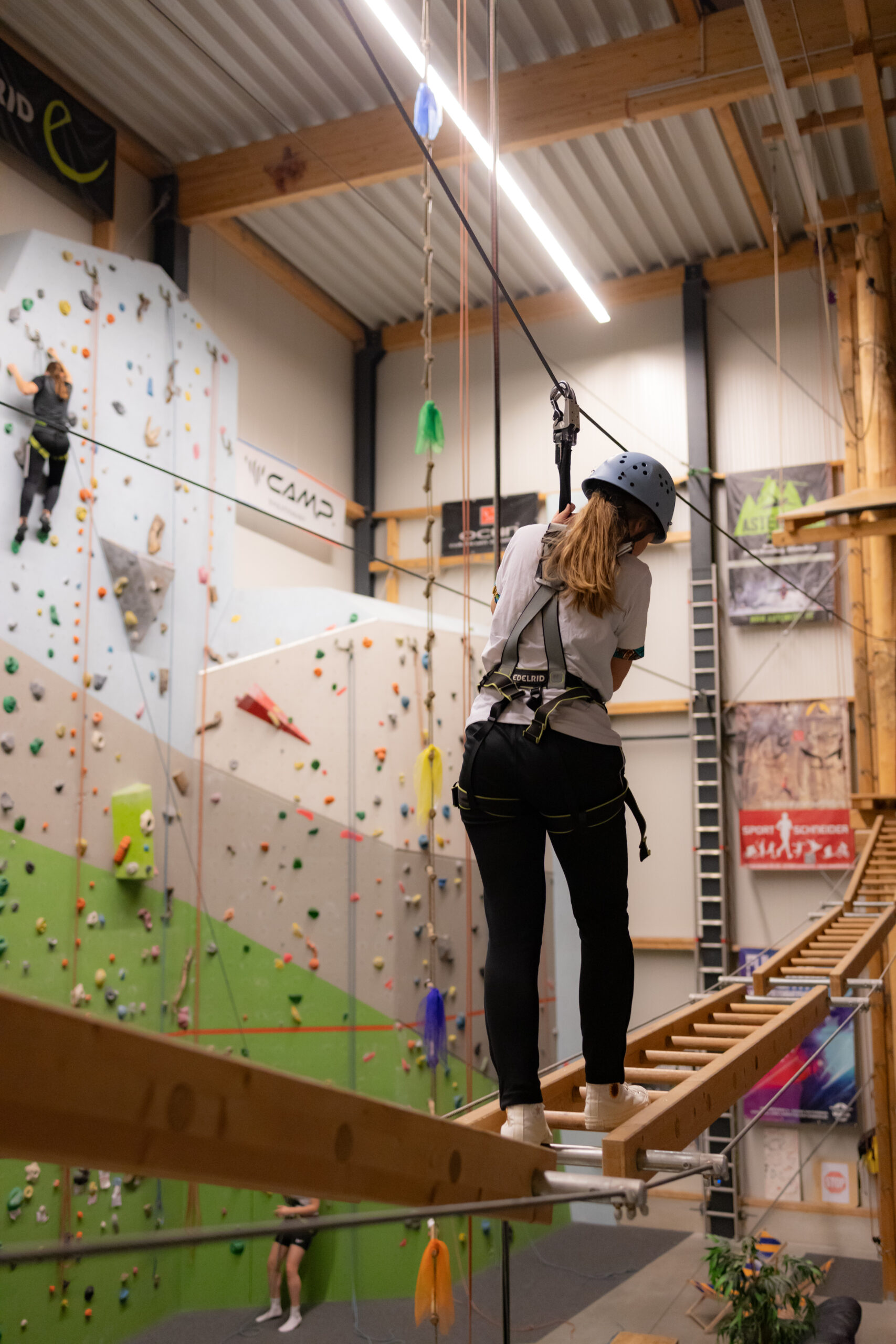 Person geht auf einer Seilbrücke und klettert an einer Wand in der Freizeitwelt Sauerland