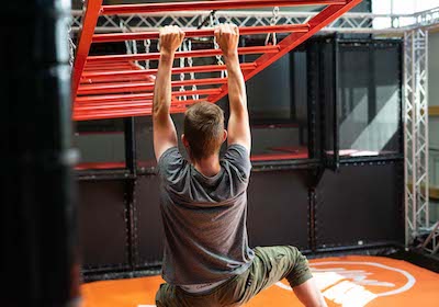 Junge bewältigt ein Kletterhindernis im Ninja-Parcours der Freizeitwelt Sauerland