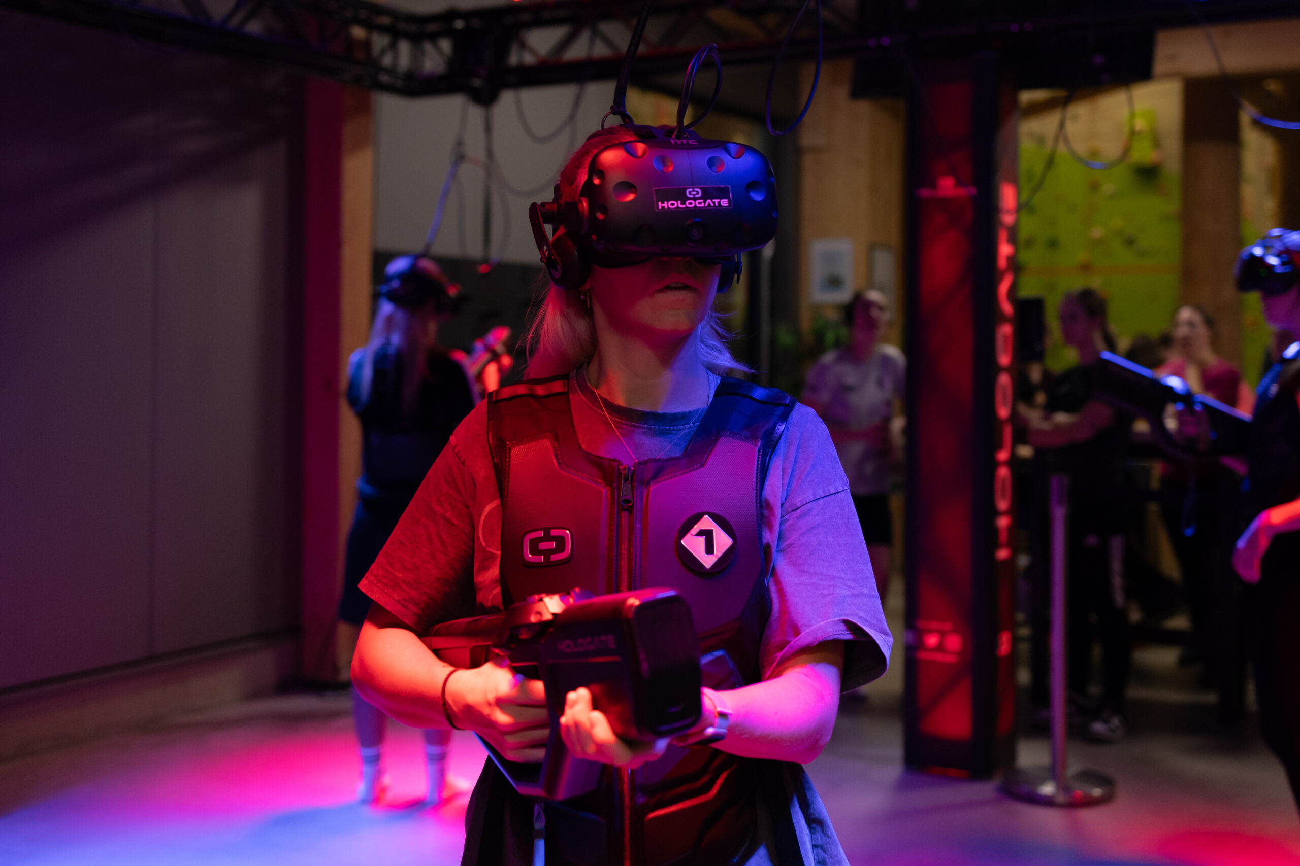 Person beim Virtual Reality Erlebnis in der Freizeitwelt Sauerland